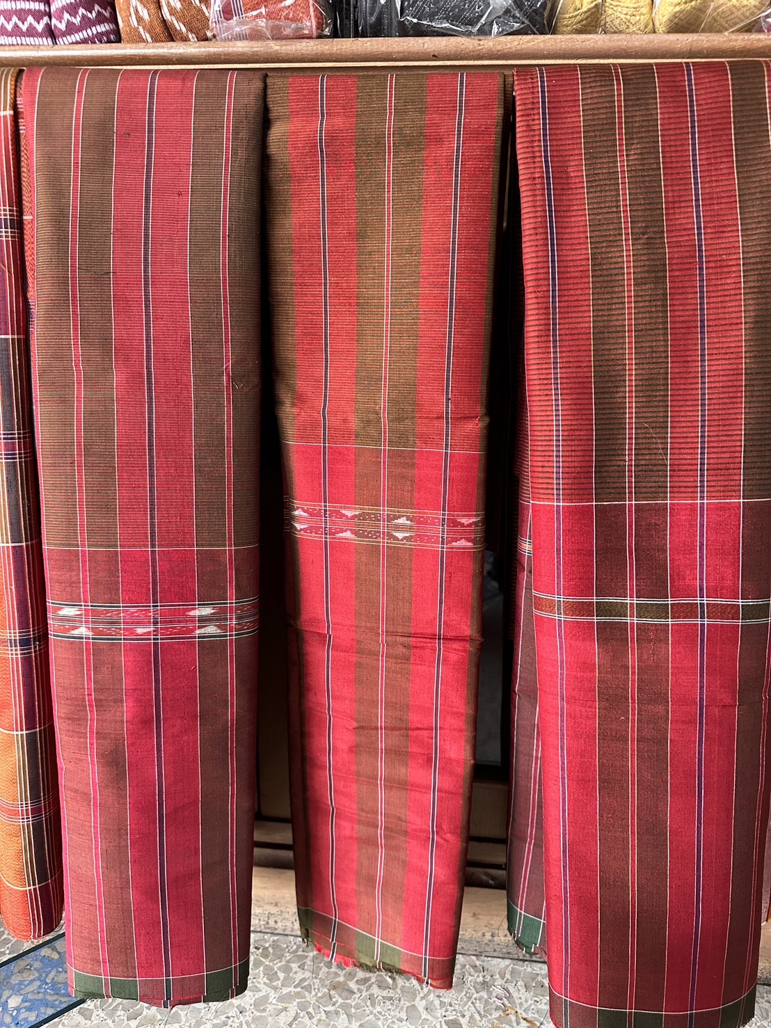 ผ้าขาวม้า ผ้าไหมบ้าน ไหมแท้ ขนาด 60x200ซม.ลายพื้นเมือง สีแดง รหัส R4B-ST12286560