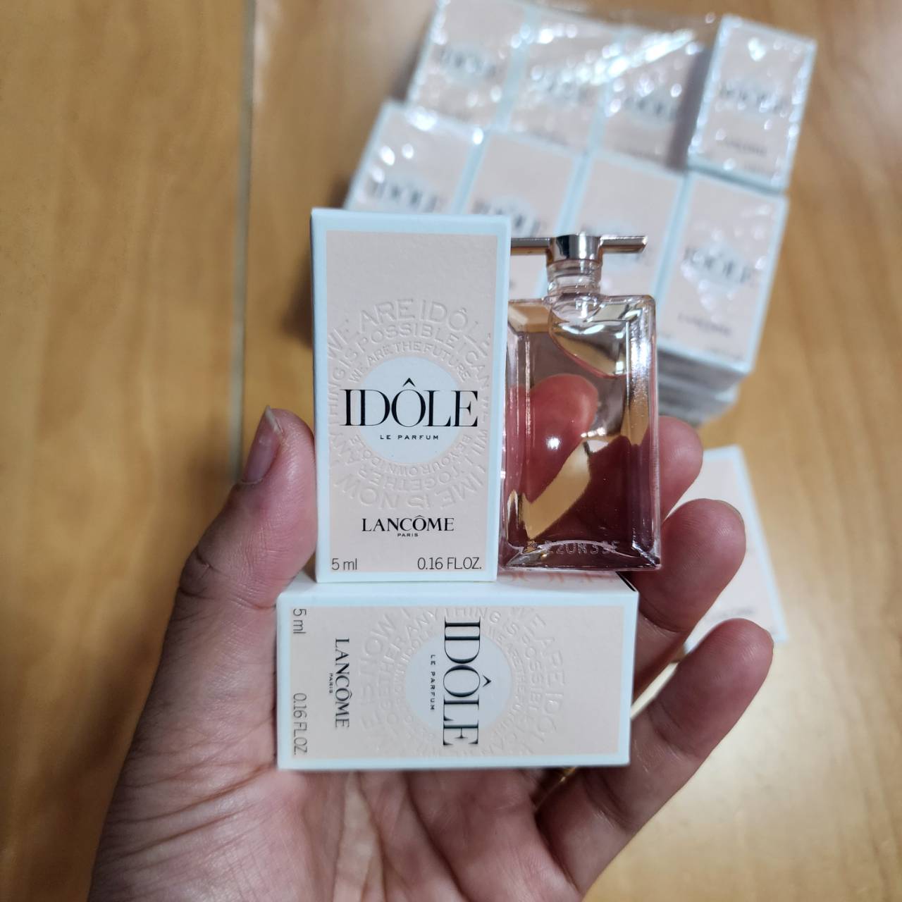 น้ำหอมจิ๋วมินิ Lancome Idole Le Parfum 5ml แบบแต้มมีกล่อง ( Mini Perfume น้ำหอมขนาดพกพา) น้ำหอมจิ๋วมินิ ขวดน่ารัก ตั้งโชว์ก็สวย พกพาก็สะดวก หัวแต้มตามจุดชีพจร