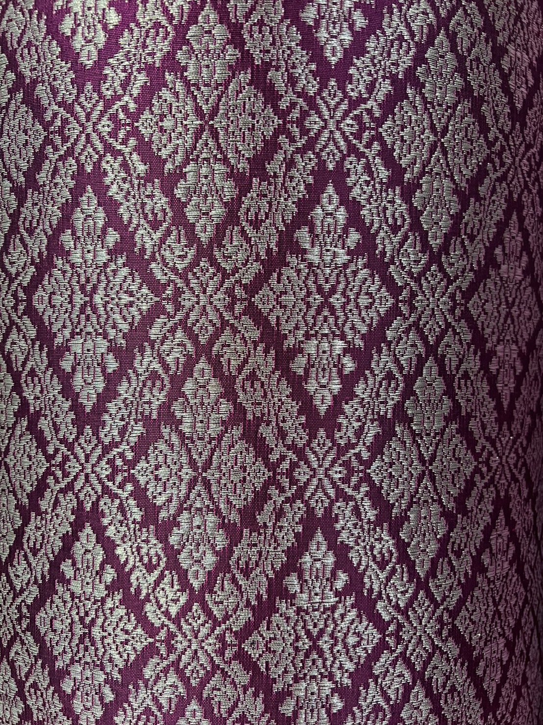 (ผ้าชุด)ผ้าไหมยกดอกลำพูน เกาะเชิงดิ้นเงิน ขนาด 1.02x4.35เมตร ลายพระราชสำนัก พื้นสีชมพูบานเย็น รหัส N90-29-TR0480