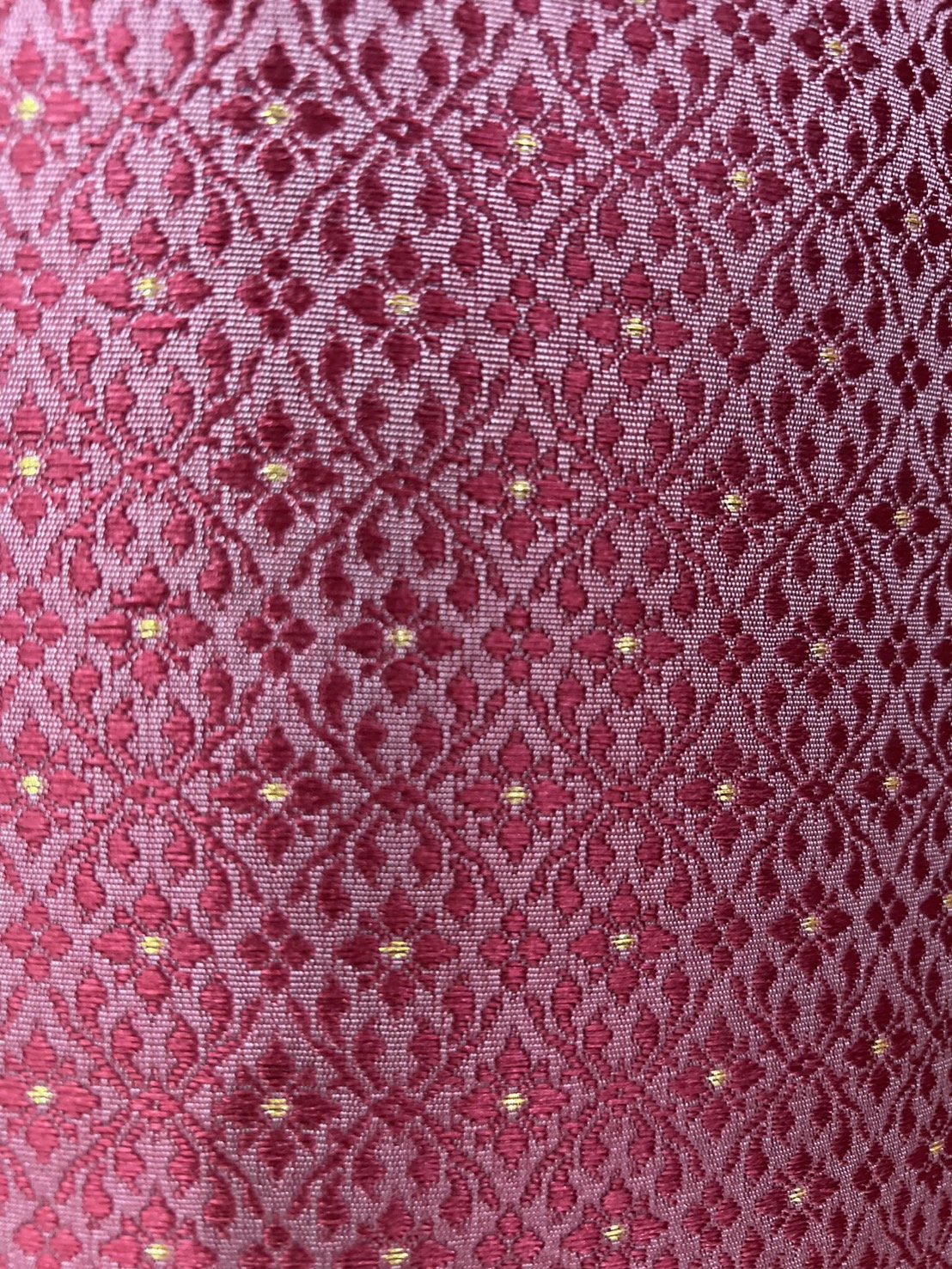 (ผ้าชุด)ผ้าไหมยกดอกลำพูน เกาะเชิงดิ้นทอง ขนาด 1.02x4.43 เมตร ลายพิกุลมงกฎ พื้นสีแดงปูนแห้ง รหัส N90-29-TR0507