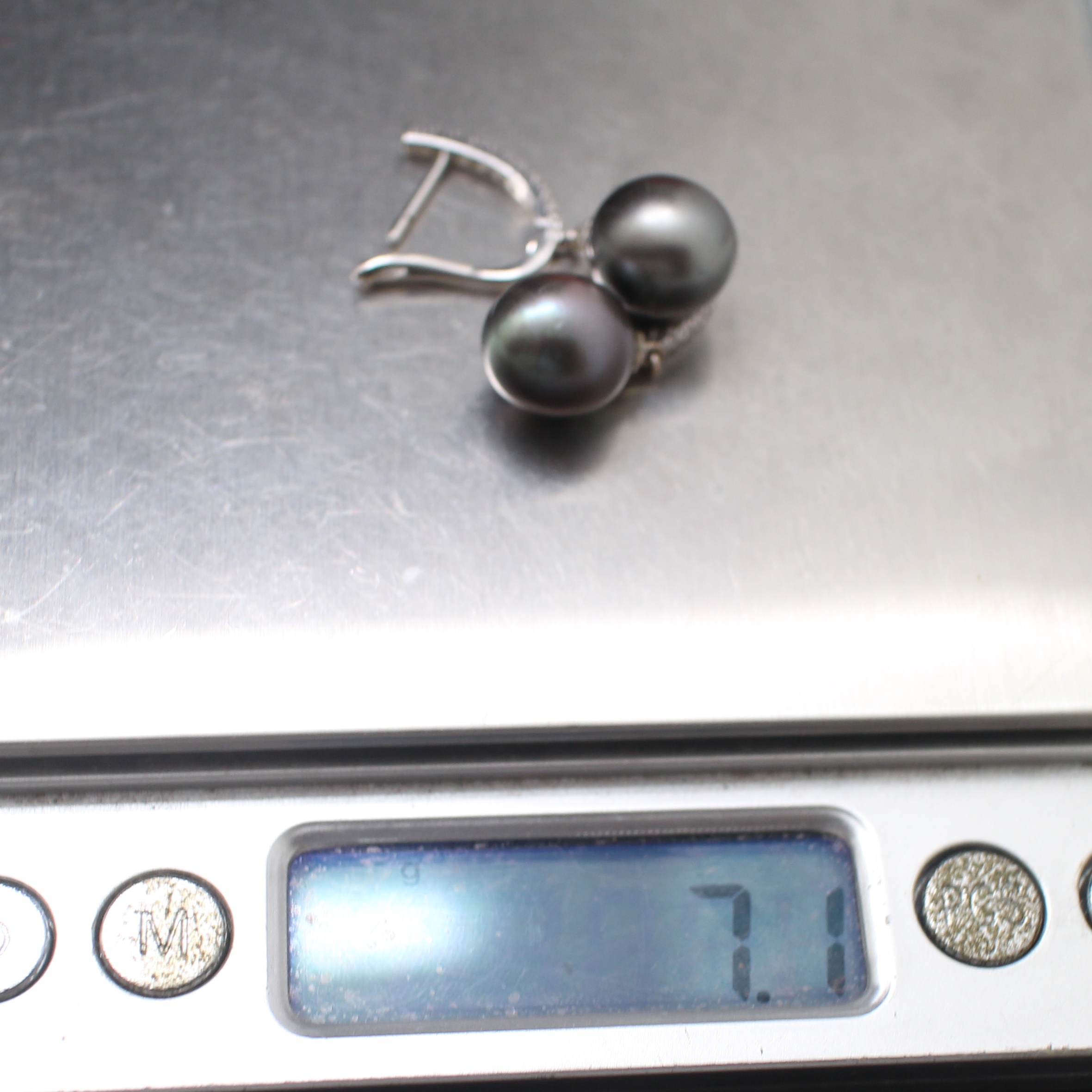 ER25141 ต่างหูเพชรห่วงตุ้งติ้งมุกเซ้าซี เพชรแท้ 20 เม็ด 0.30 กะรัต ทองแท้ 18k นน.รวม 7.1 กรัม มุกแท้ 11 มิล