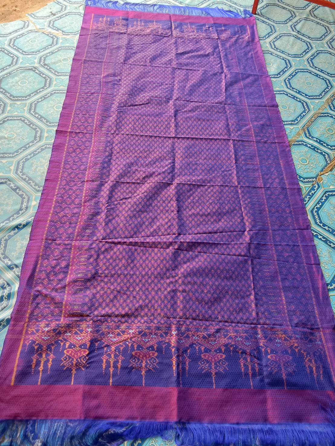 ผ้าไหมมัดหมี่ยกดอก 5ตะกอ ขนาด 1x2เมตร ลายดวงตา สีแดง จากกี่บ้านคุณยายฐิสดา