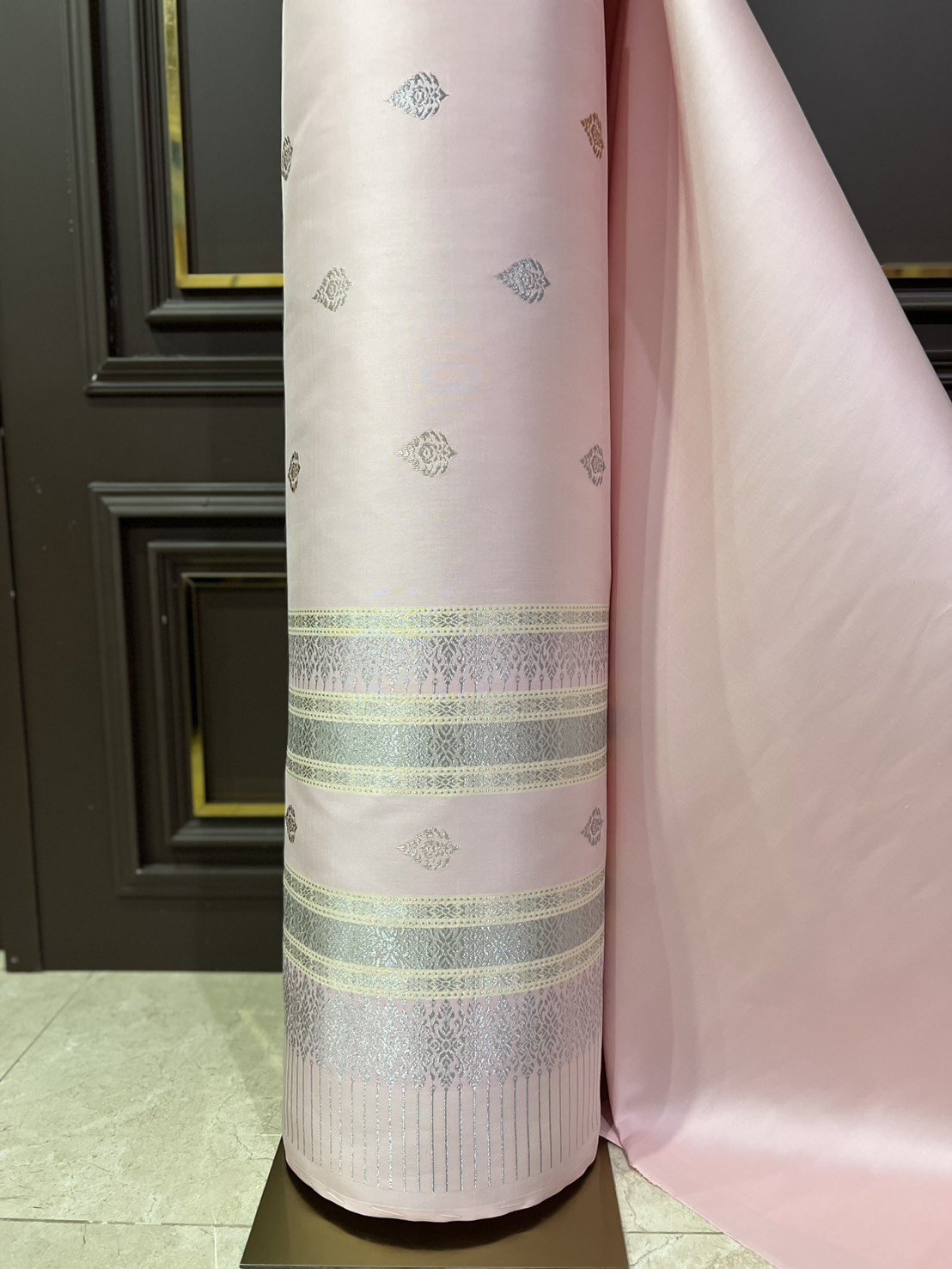 (ผ้าชุด)ผ้าไหมยกดอกลำพูน ดอกลอยดิ้นเงินสลับดิ้นทอง ขนาด 1.02x4.42เมตร ลายใบโพธิ์ พื้นสีชมพูหวาน รหัส N90-29-TR0556