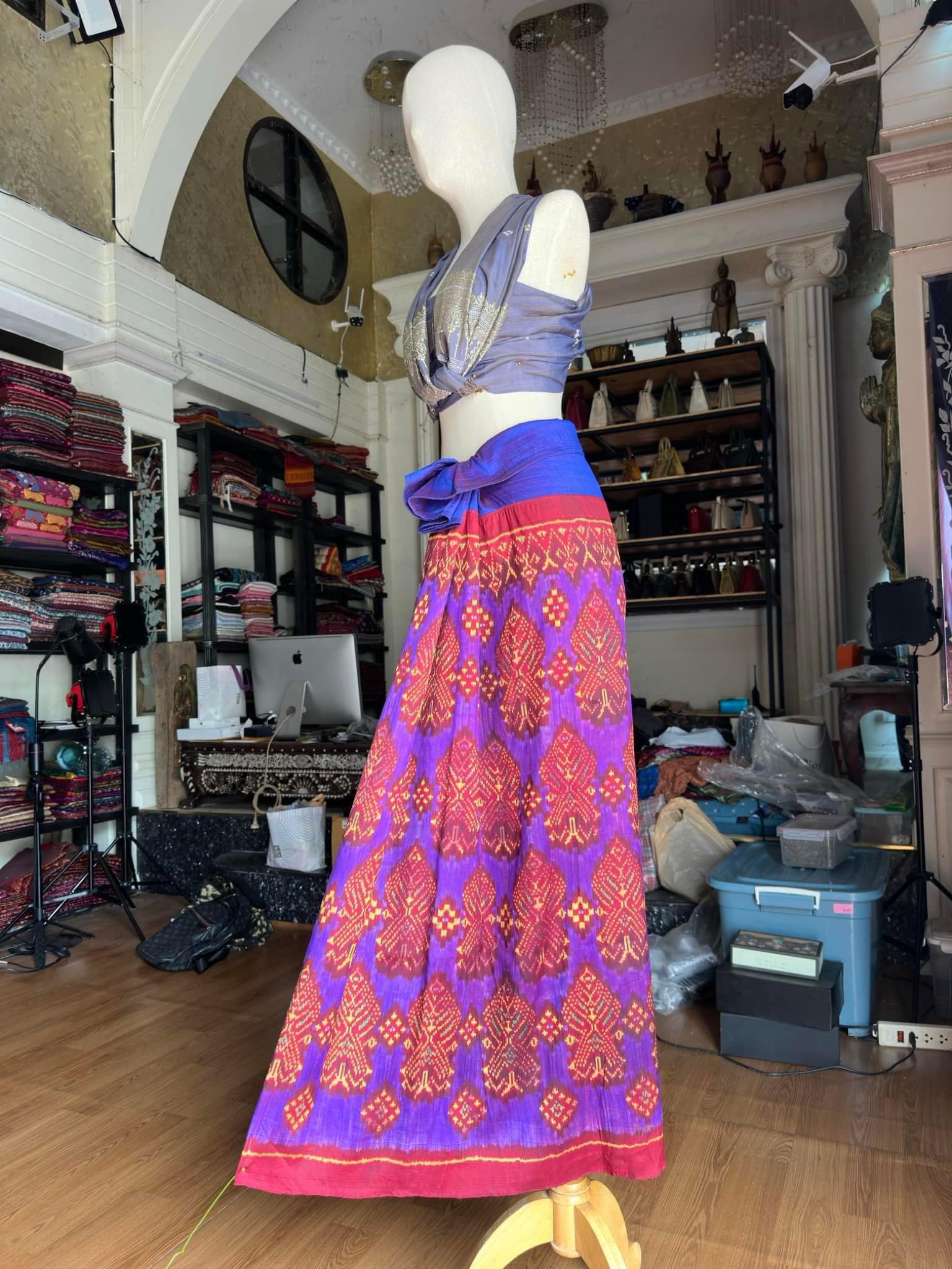 ซิ่น ไหมมัดหมี่รุ่นพิเศษ งานทอ 3ตะกอ ขนาด 115x160ซม สีน้ำเงิน รหัส N9-SIL-JA3