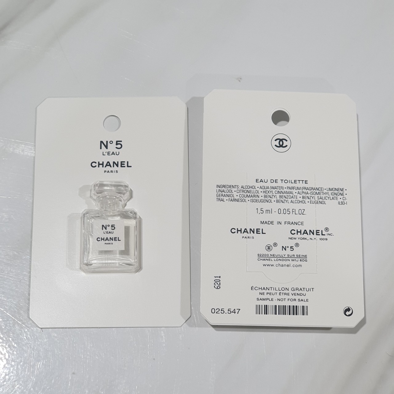 น้ำหอมจิ๋วมินิ Chanel no 5 L'eau Eau De Toilette Spray for women 1.5ml แบบแต้มมีกล่อง ( Mini Perfume น้ำหอมขนาดพกพา) น้ำหอมจิ๋วมินิ ขวดน่ารัก ตั้งโชว์ก็สวย พกพาก็สะดวก หัวแต้มตามจุดชีพจร