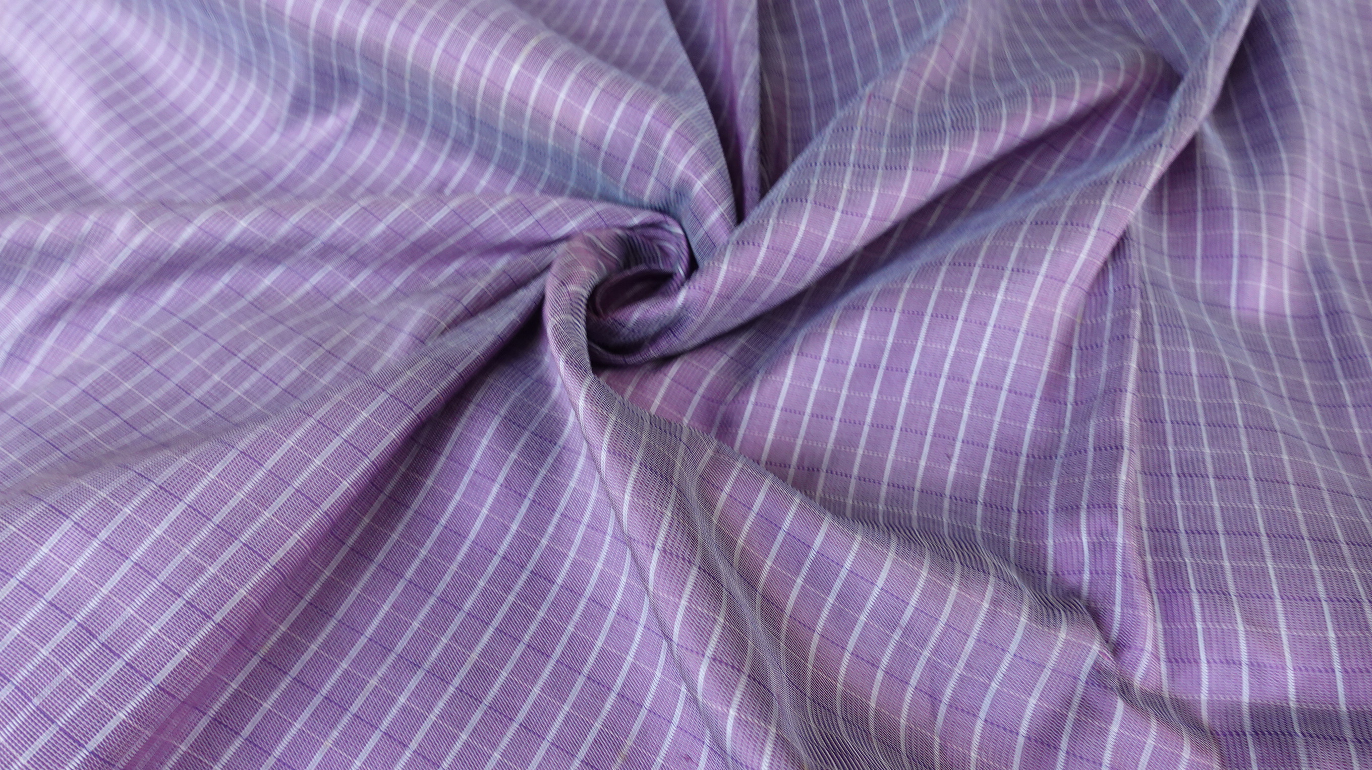 ผ้าไหมลายเกล็ดเต่า ไหมแท้ สีม่วง ตัดขายเป็นเมตร รหัส R1D-76-P3918