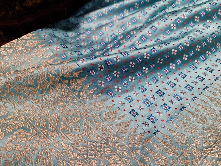 ซิ่น ผ้ายกไหม หน้านาง เชิงยกทอง ขนาด 1x2เมตร ลายประจำยามดอกสี่กลีบ สีฟ้า รหัส N12-24-0930665