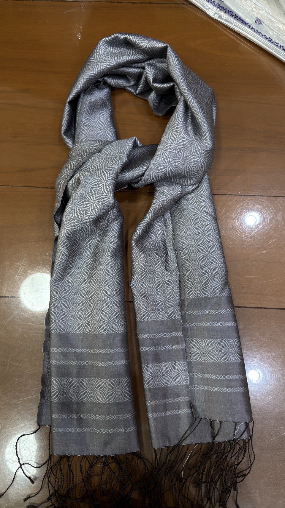 ผ้าคลุมไหล่ผ้าไหม ไหมแท้ ยกดอกลีลาวดี เนื้อละเอียด ขนาด 63x200ซม. สีเทาเงิน รหัส ZYG-AA-11176812