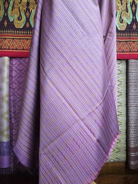 ซิ่น มัดหมี่ 3ตะกอ สีธรรมชาติ ขนาด 1x2เมตร ทอยกดอกเหยียบเหาะ ลายโฮล สีม่วง รหัส M3P-NY0204664