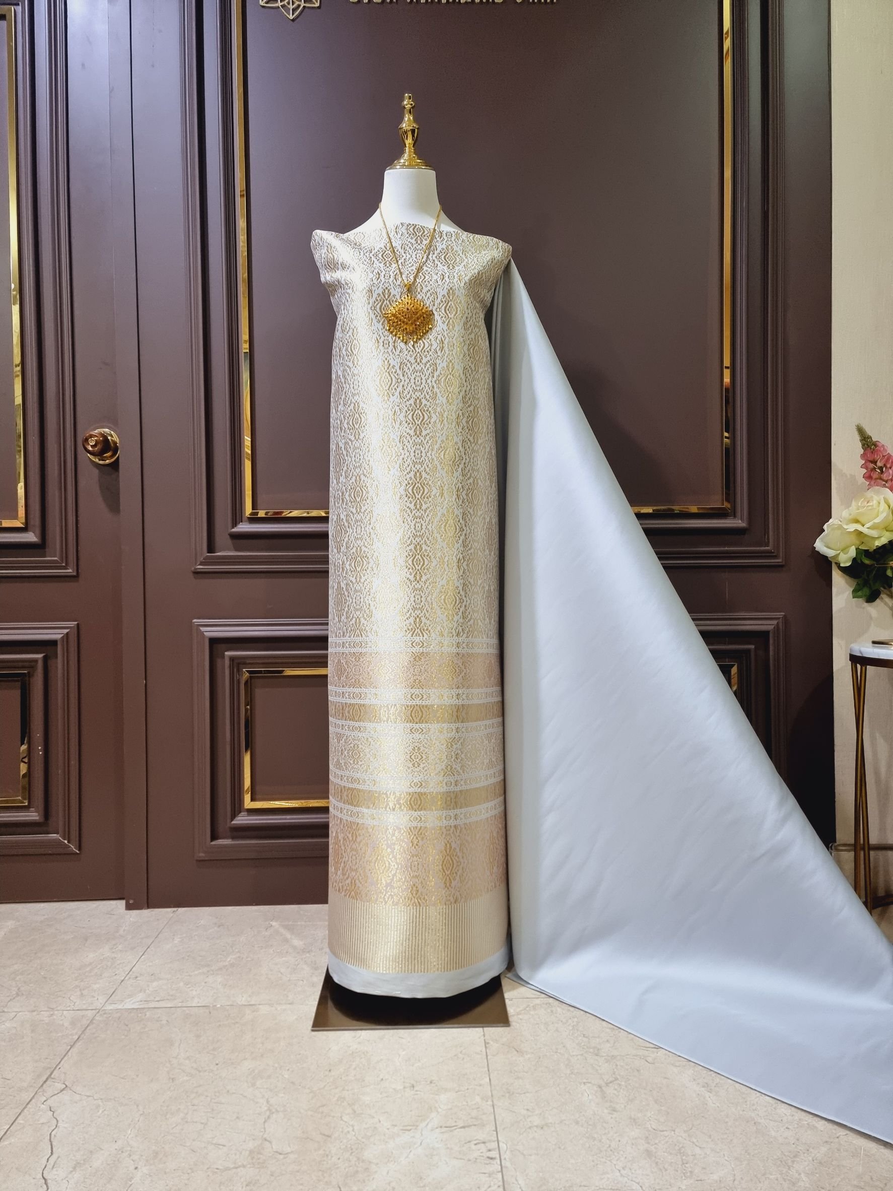 (ผ้าชุด)ผ้าไหมยกดอกลำพูน ยกดอกดิ้นทอง ขนาด 1.03x4.56เมตร พื้นสีเทาควันบุหรี่ รหัส N90-29-TR0270