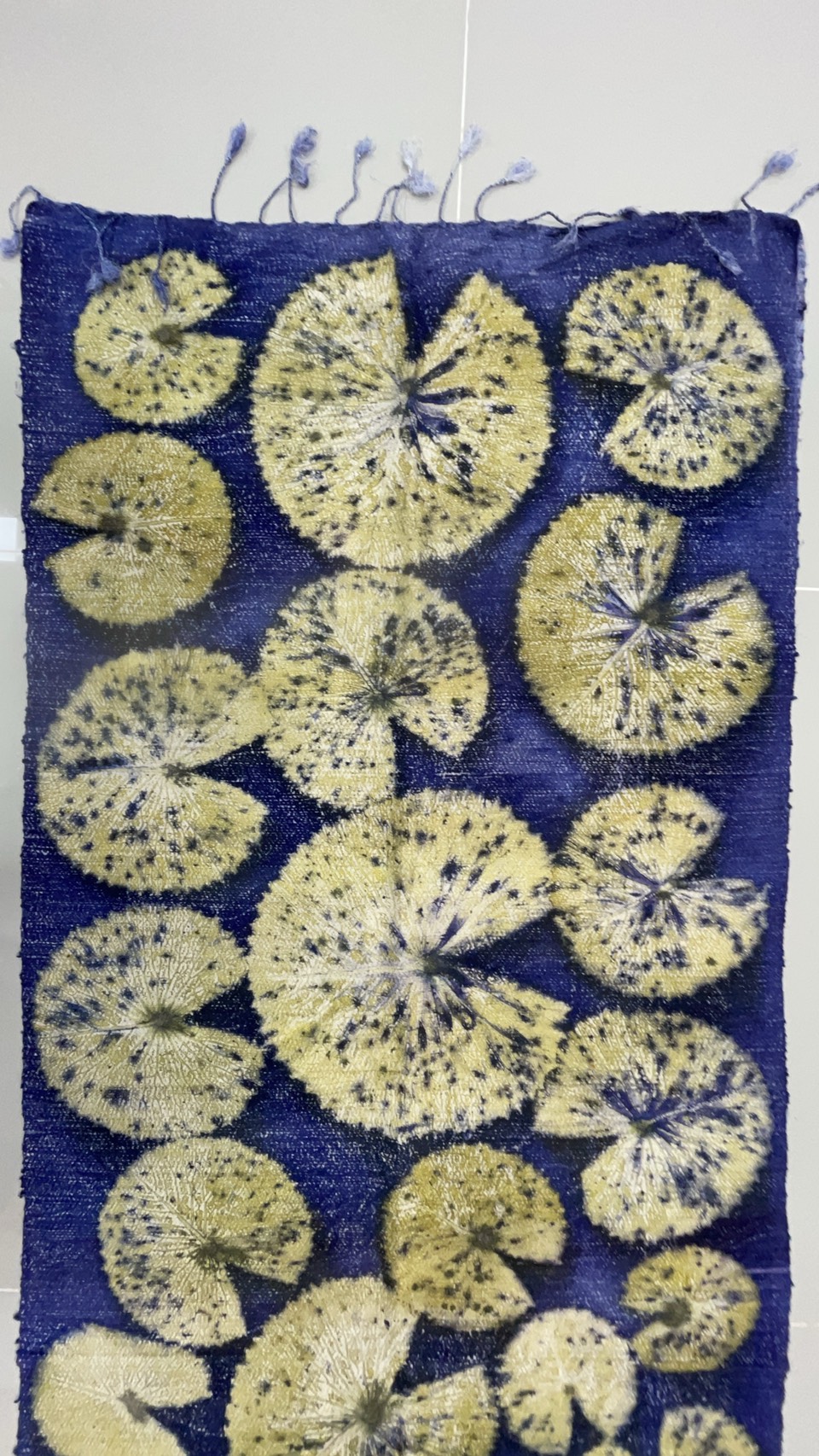 ผ้าคลุมไหล่ผ้าไหม Eco print เนื้อยกดอก มีชายครุย ขนาด 60x180ซม. สีน้ำเงิน รหัส ECO-82-1114681