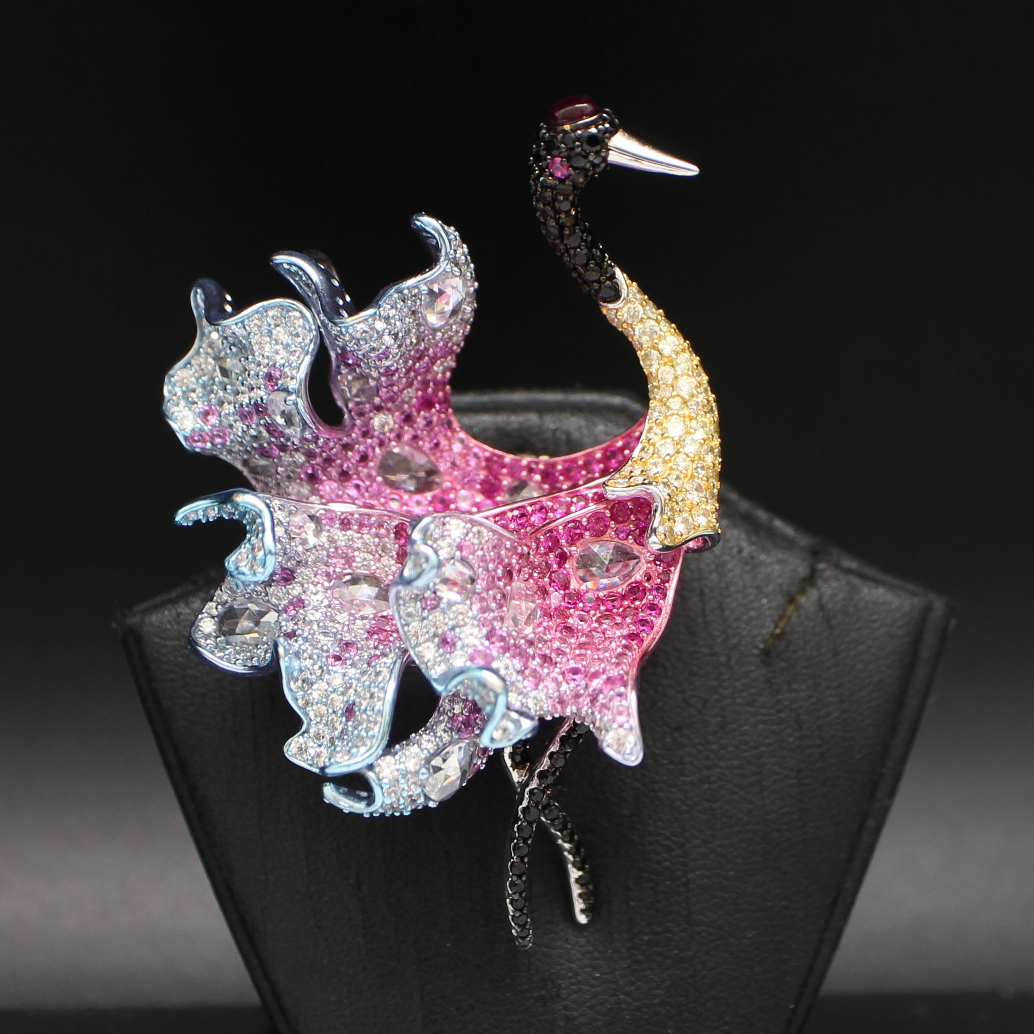 SI477 เข็มกลัดนกกระเรียน ประดับแก้วและ CZ เงินแท้ 92.5% นน.รวม 38.91 กรัม