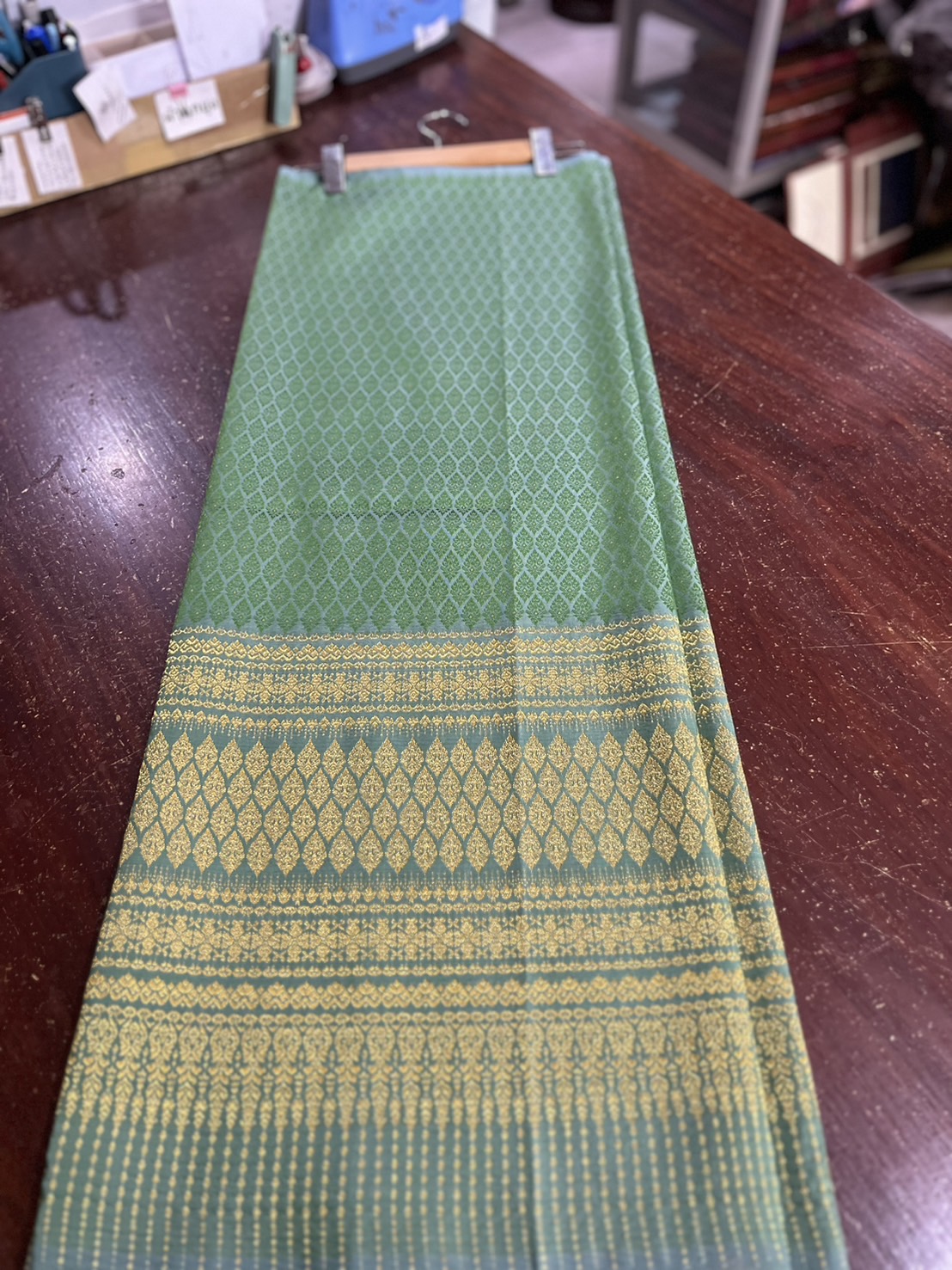 ซิ่น ผ้าไหมยกสุรินทร์ ไหมแท้ ขนาด 1x2เมตร เกาะเชิงดิ้นทอง พื้นสีเขียว รหัส N11-NY-0725671424