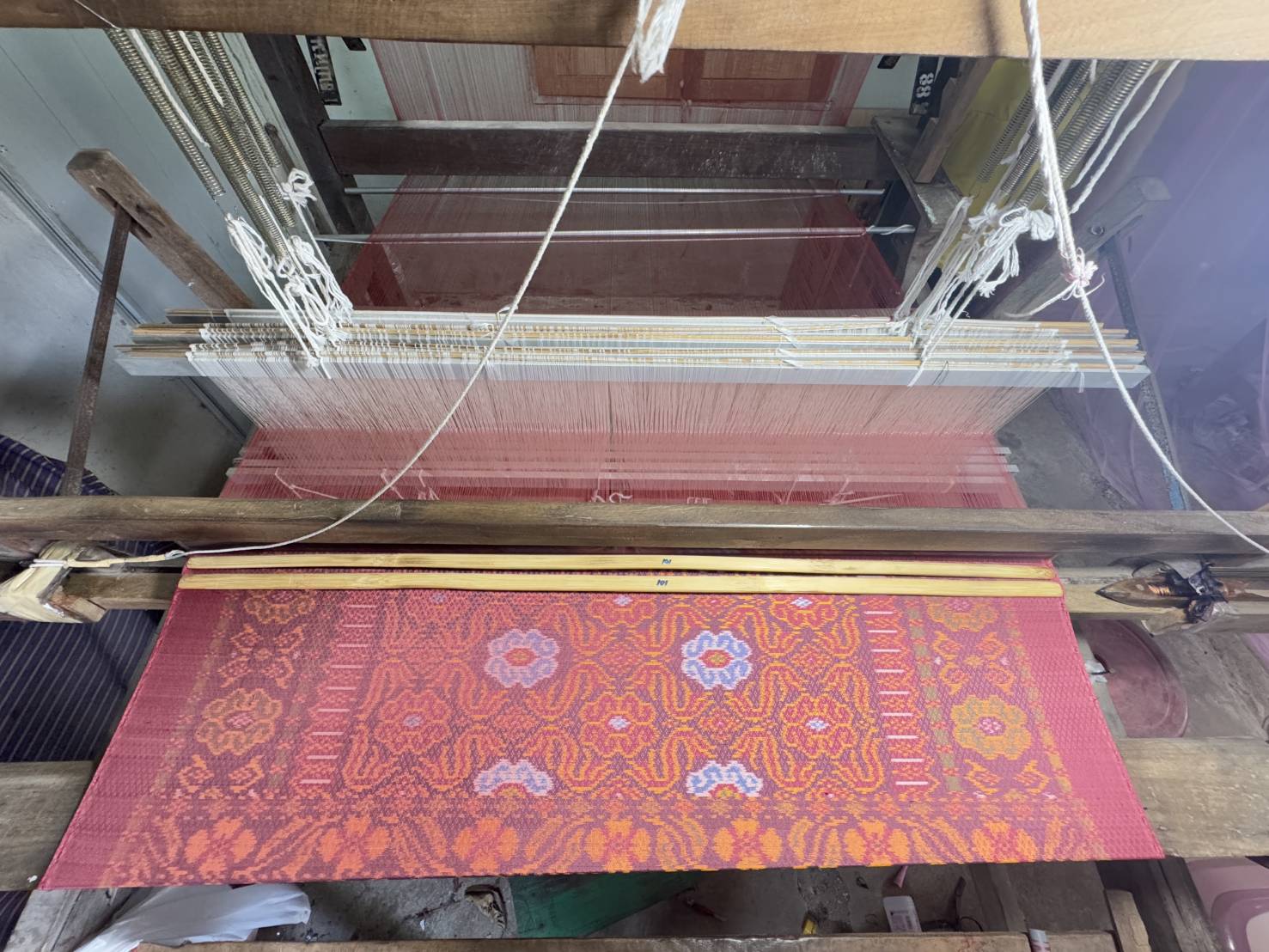 ผ้าไหมมัดหมี่ยกดอกพริกไทย ไหมบ้าน มีหน้านาง ชายครุย ขนาด 1x2เมตร ลายนาคน้อย สีแดง จากกี่บ้านคุณยายฐิสดา