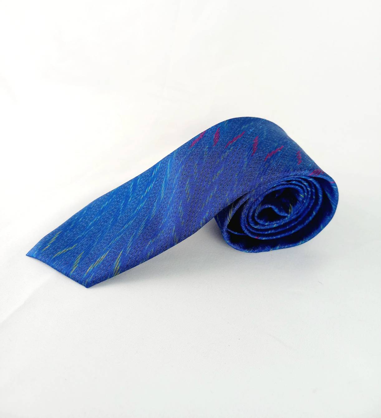 เนคไทผ้าไหม ลายพื้นเมือง ลายโฮล ขนาดกว้าง 3.0นิ้ว สีน้ำเงินเหลือบเขียวน้ำทะเล ND-ME-118