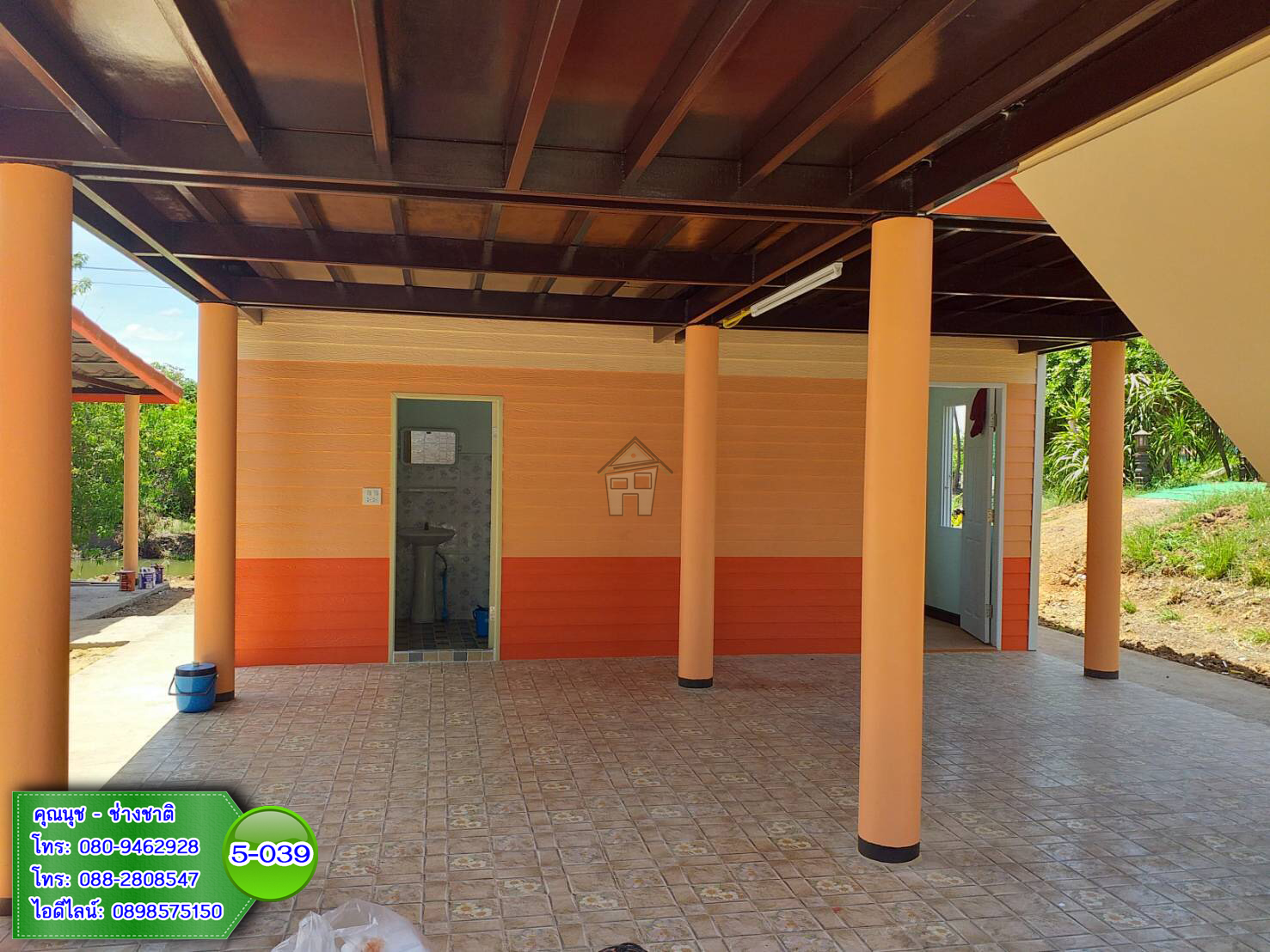 5-039 บ้านน็อคดาวน์ หลังใหญ่ ทรงจั่วมุกซ้อนสีส้ม