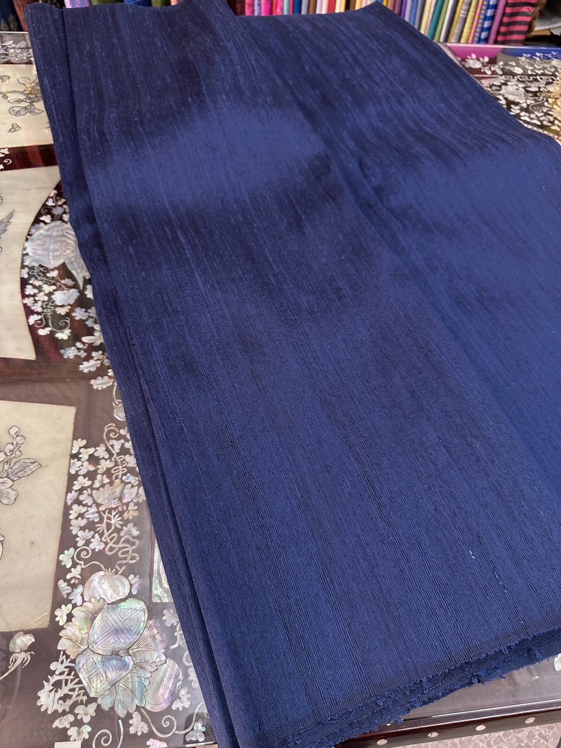 ผ้าไหมสีพื้น ไหมลืบเนื้อเบา ไหมแท้มีขี้ไหม สีน้ำเงินกรมท่า (ราคาต่อหลา) รหัส D-20063