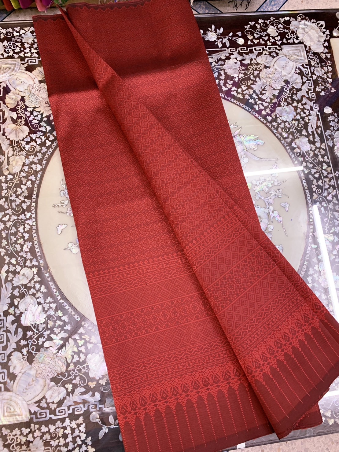 (ผ้าชุด)ไหมยกสุรินทร์ ขนาด 1x4เมตร (ลาย 2เมตร+สีพื้น 2เมตร) สีแดงเข้ม รหัส N10-ST0307661