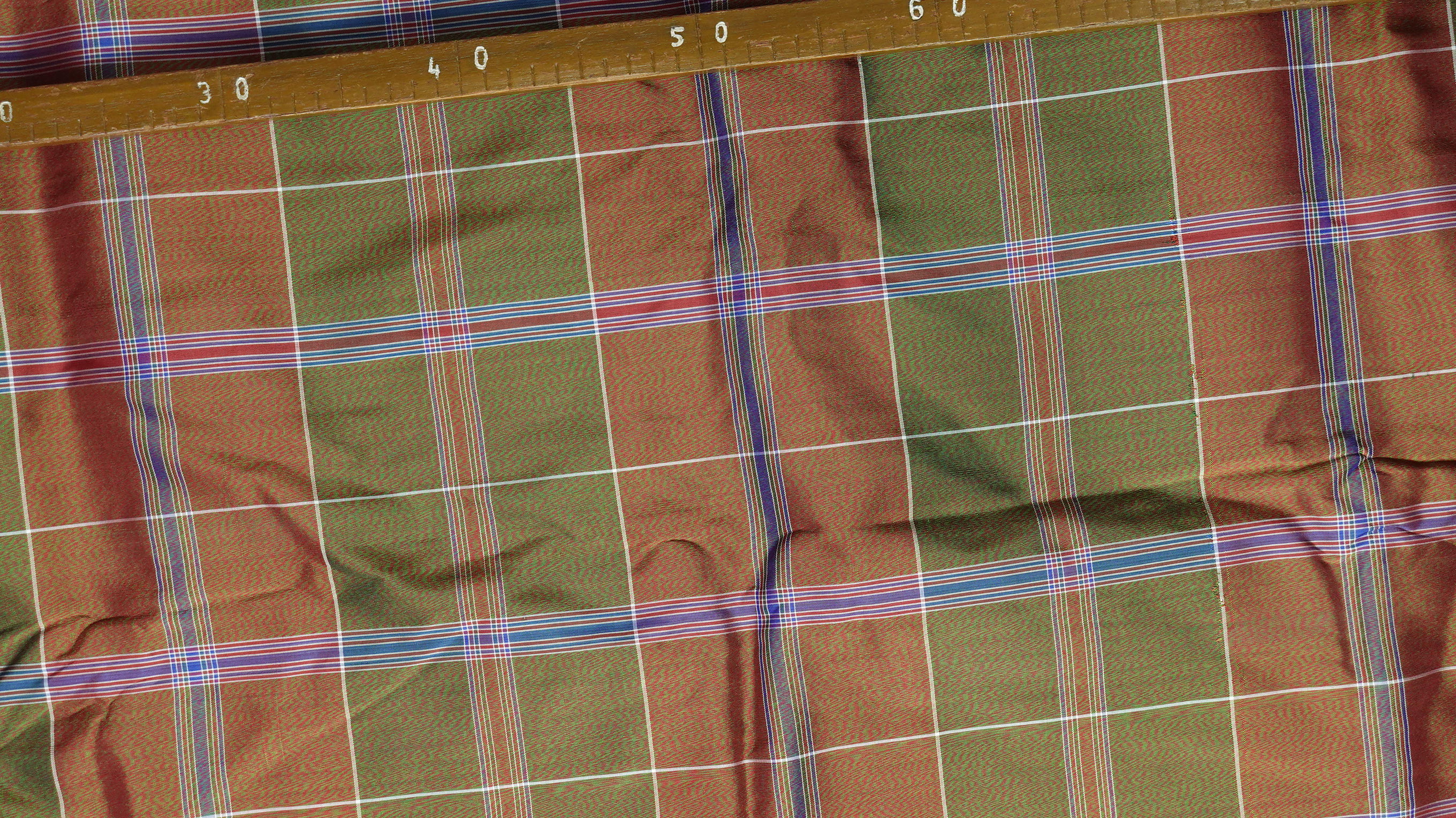 ผ้าไหมโสร่ง ไหมแท้ ลายหางกระรอก สีน้ำตาลสลับสีเขียว (ราคาต่อเมตร) รหัส R1B-NY-012468104