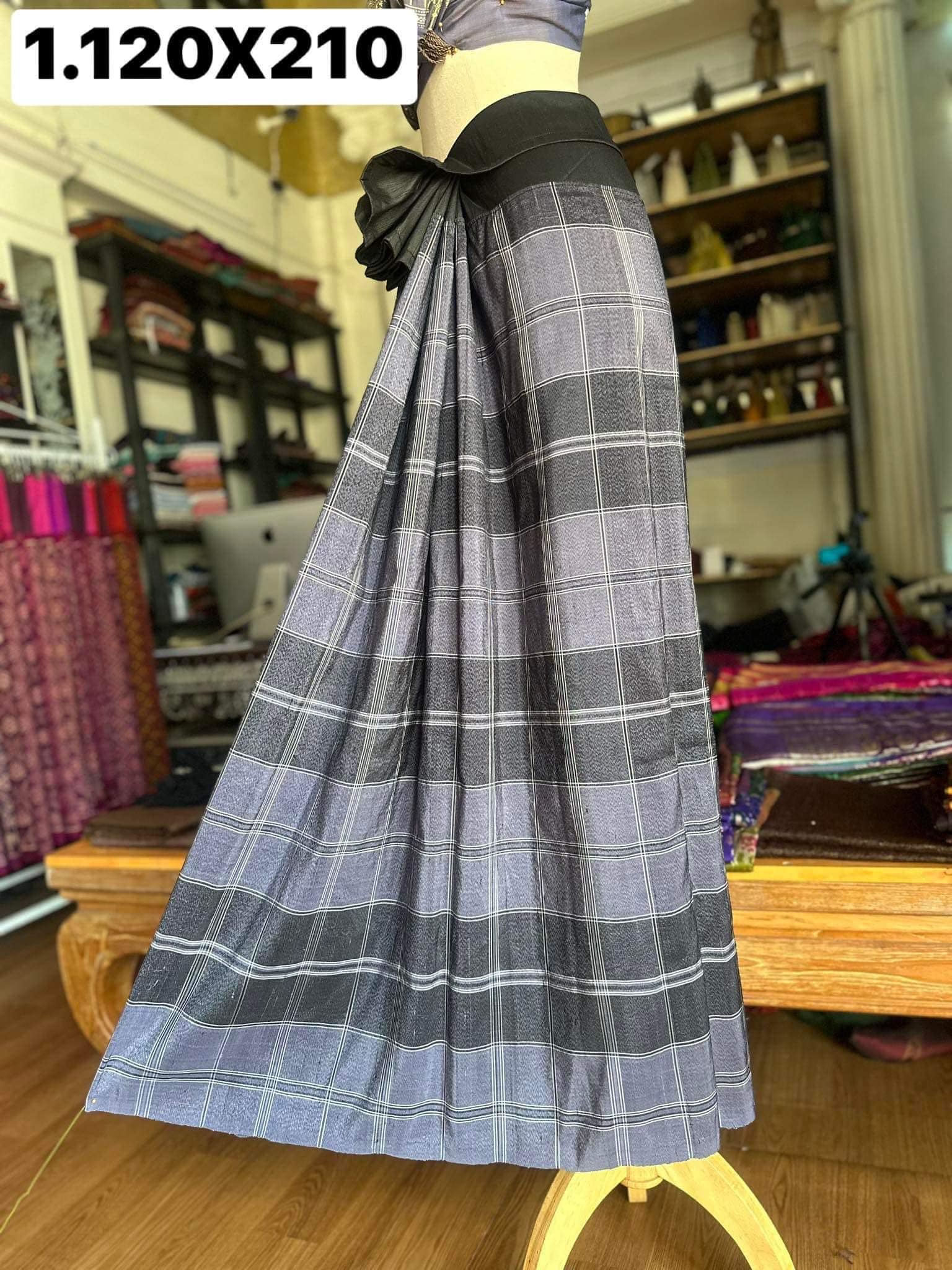 โสร่ง ไหมบ้านสีธรรมชาติ ขนาด 120x210ซม พื้นสีดำ รหัส N9-SIL06086613