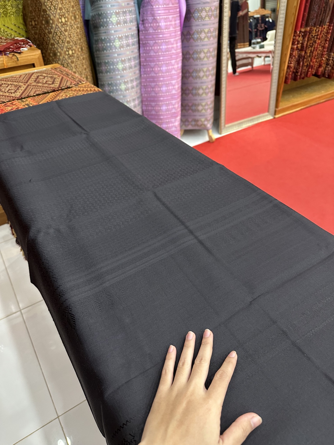 (ผ้าชุด)ไหมแพรวา ตัดชุด ลายขอพระราชทาน ขนาด 73x500ซม (ลาย 2.3เมตร+สีพื้น 2.7เมตร) พื้นสีดำ รหัส P10-BM-10286815