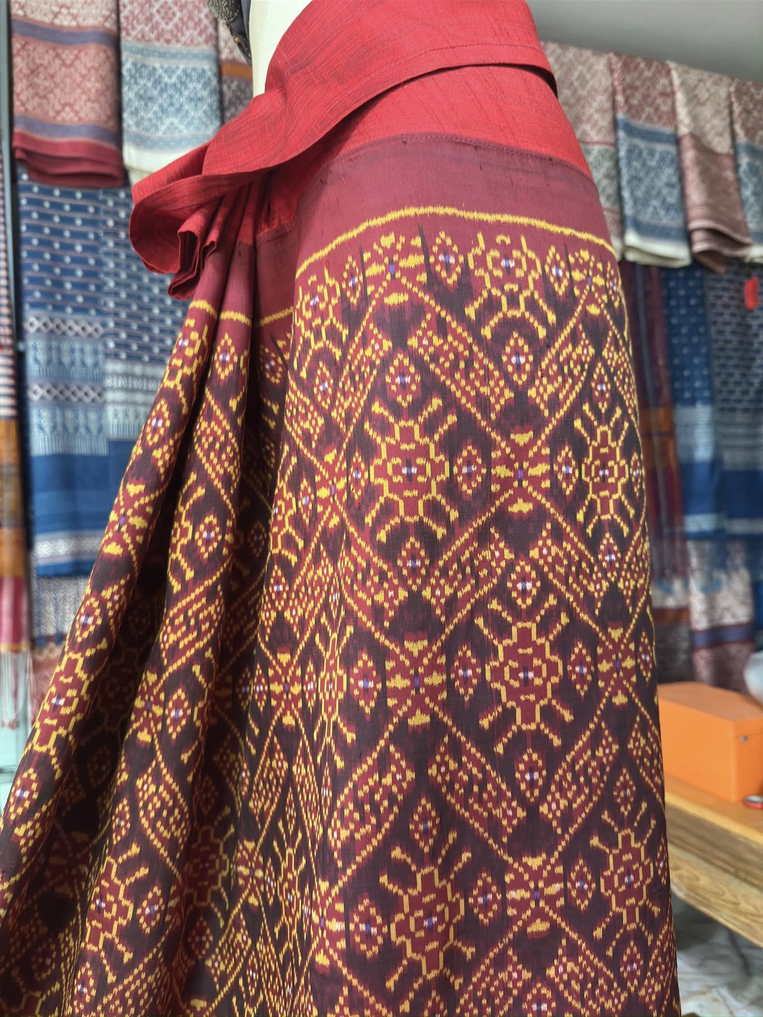 ซิ่น พระตะบอง ผ้าจามทอสามตะกอ ขนาด 117x165ซม พื้นสีแดง รหัส N9-SIL-AJ4