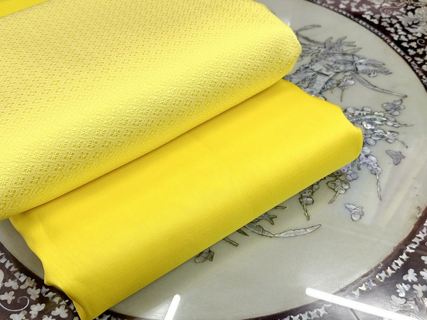 (ผ้าชุด)ไหมสีพื้น ตัดได้1ชุด (ผ้าพื้น 2เมตร+ผ้าซิ่น 2เมตร) เฉดสีเหลือง รหัส BC B-ST-0108671+C