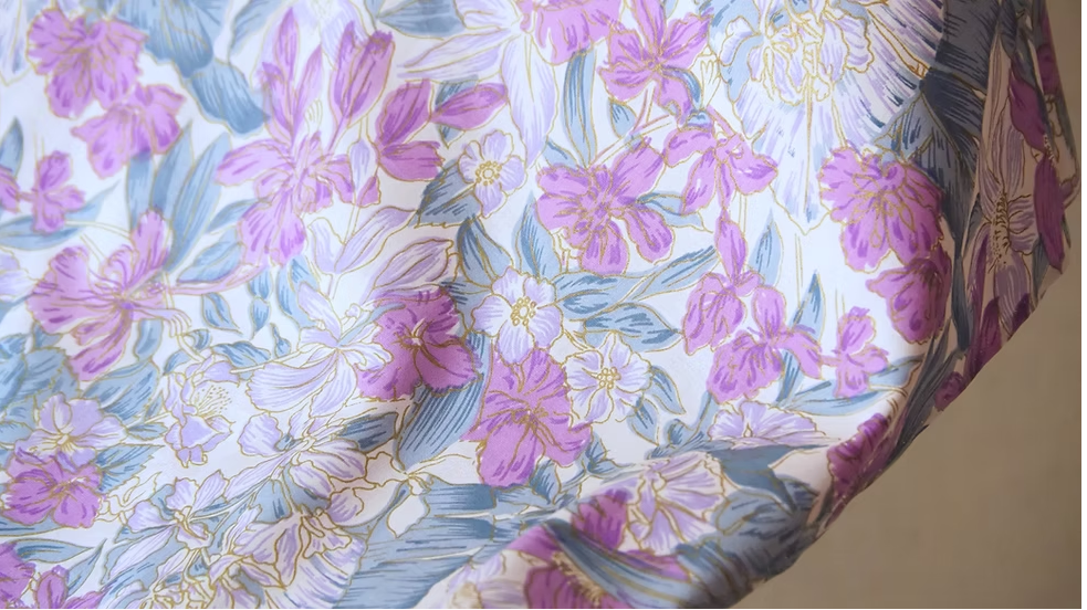 ผ้าพันคอไหมพิมพ์ลาย สี่เหลี่ยมจัตุรัส ขนาด 100x96ซม.ลายดอกไม้ สีม่วงอ่อน รหัส ZTG-CT-103378