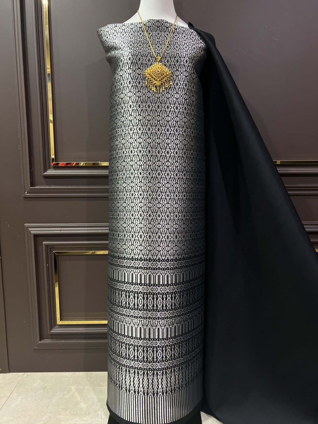 (ผ้าชุด)ผ้าไหมยกดอกลำพูน ขนาด 1.01x4.25เมตร ลายช่ออินทนิล พื้นสีดำ รหัส N90-29-R0031