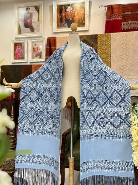ผ้าคลุมไหล่ ไหมแพรวา ขนาด 50x 2.60ซม. พื้นสีฟ้า รหัส Z-BM-0926681
