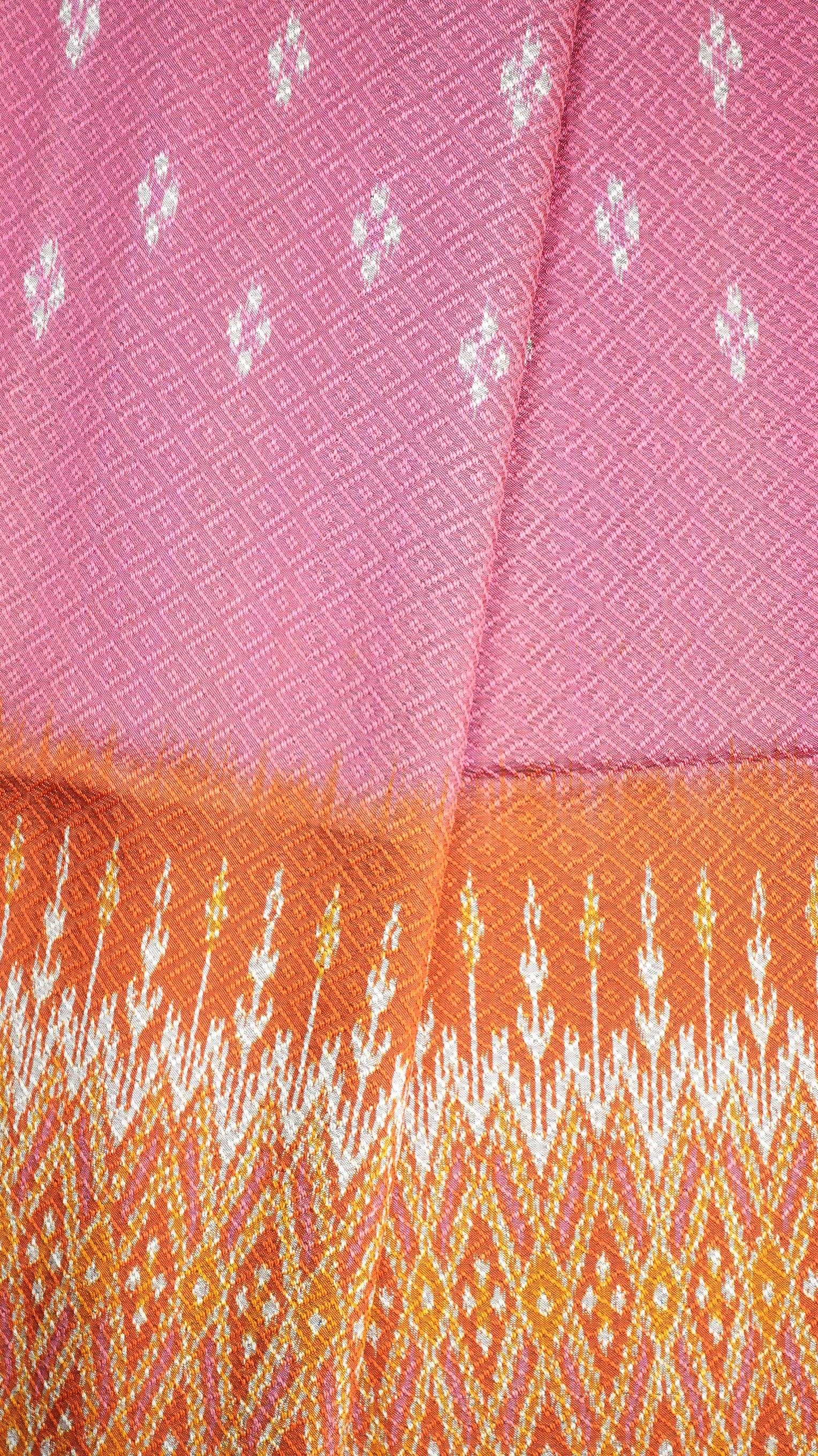 (ผ้าชุด)ไหมมัดหมี่ 6ตะกอ ไหมแท้ (ผ้าลาย 2เมตร+สีพื้น2เมตร) ท้องผ้าสีชมพู ตีนส้ม รหัส L8A-ME-066-1222674