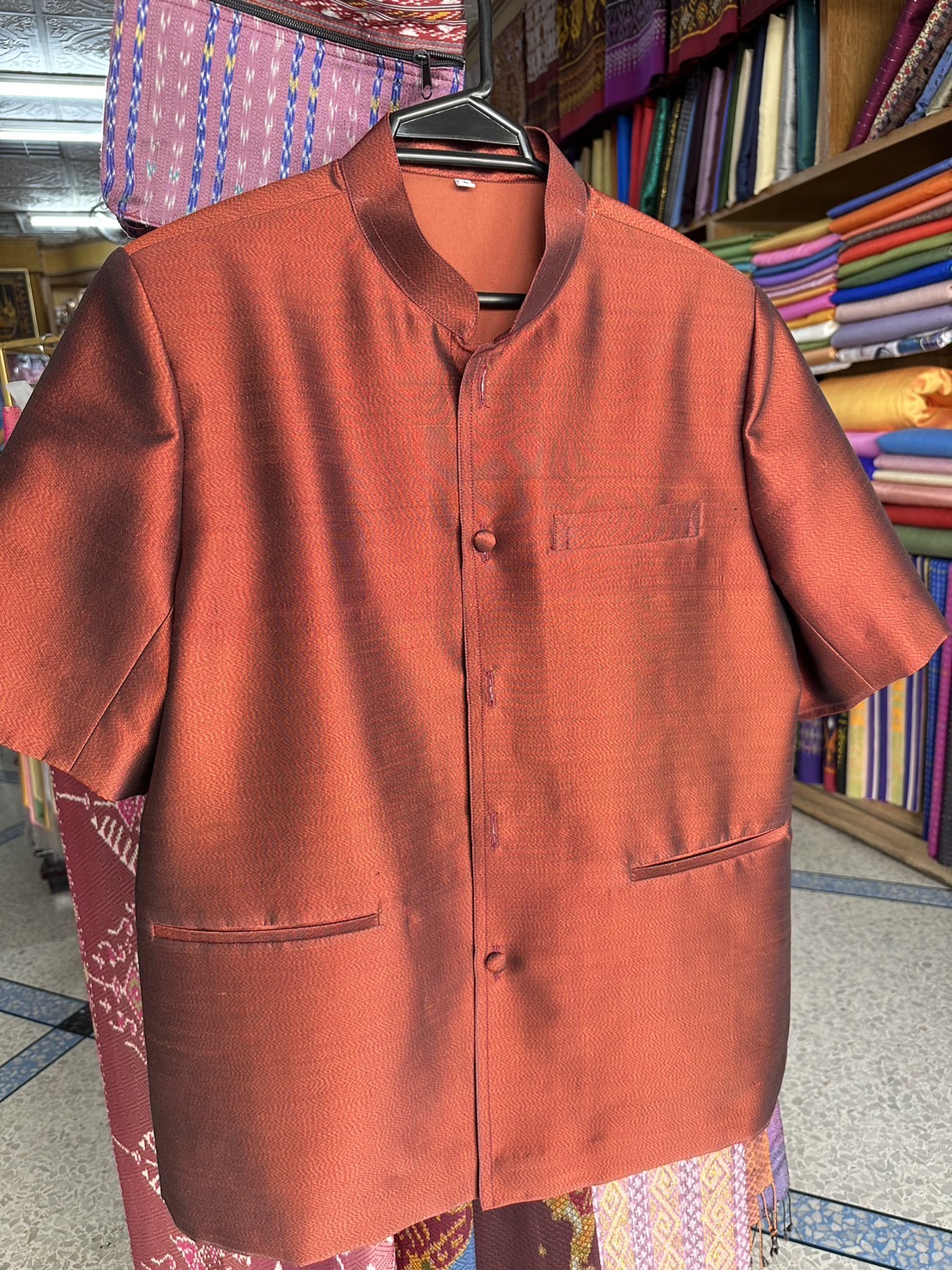 เสื้อสูทไหม แขนสั้น คอพระราชทาน ผ้าไหมหางกระรอก สีน้ำตาลทอง ไซส์ L รอบอก 43นิ้ว รหัส DR-ST0920663
