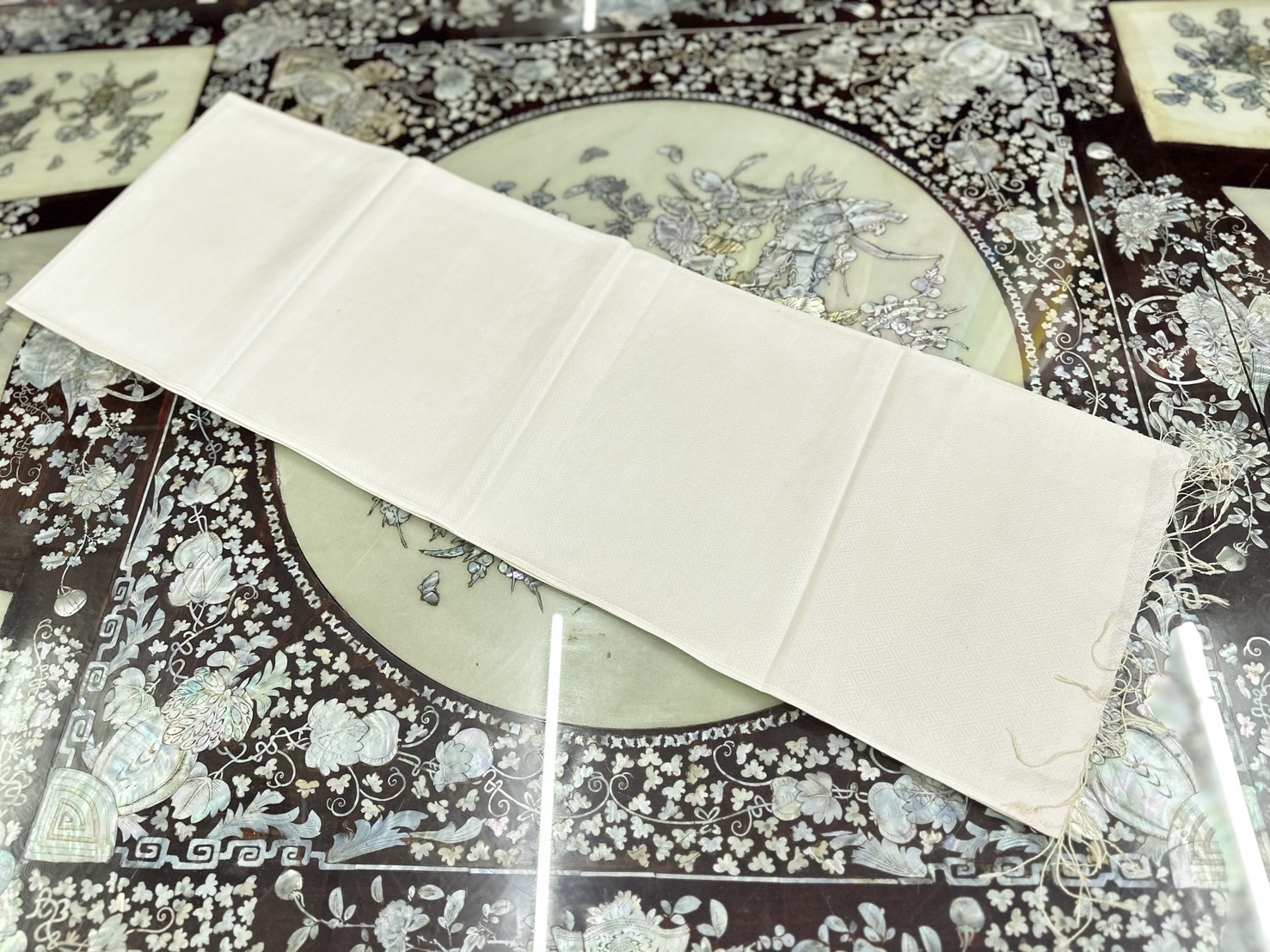ผ้าพาดไหล่ ผ้าสไบนางรำ ยกดอก 6ตะกอ ขนาด 30x200ซม. พื้นสีครีม LW4A-ST-0414681