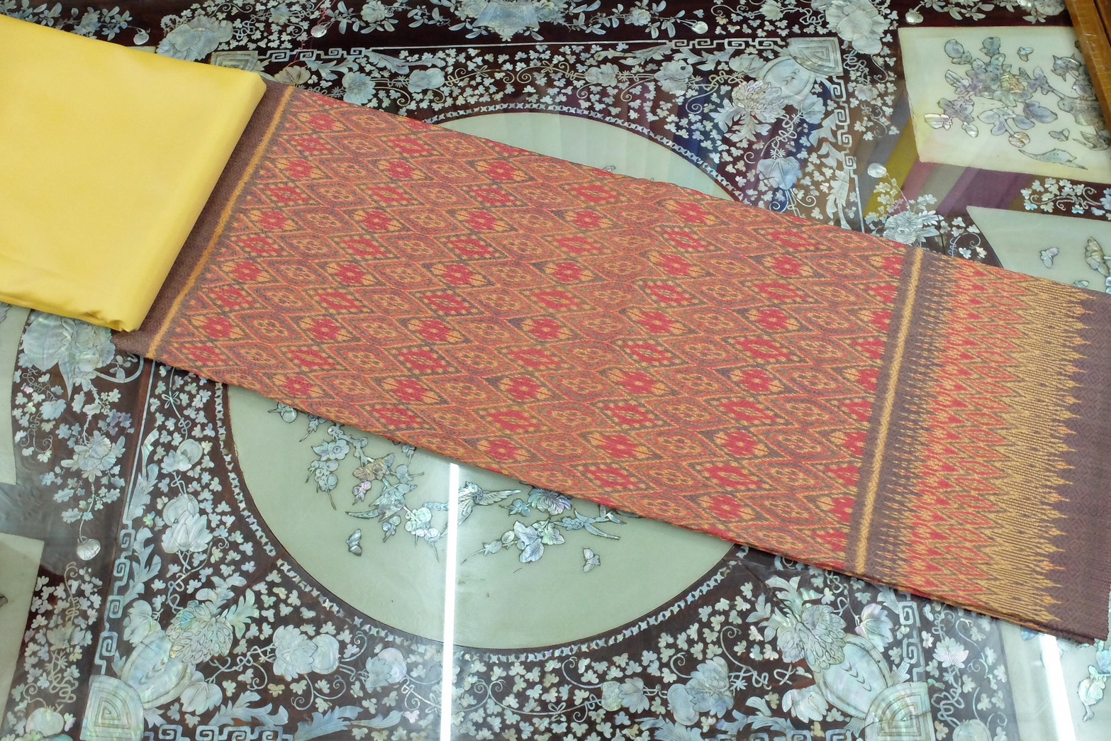 (ผ้าชุด)ผ้าไหมมัดหมี่ ยกดอกลูกแก้ว สีธรรมชาติ (ผ้าลาย 2เมตร+สีพื้น 2เมตร) เฉดสีแดงทอง รหัส L8A-ST-0310685