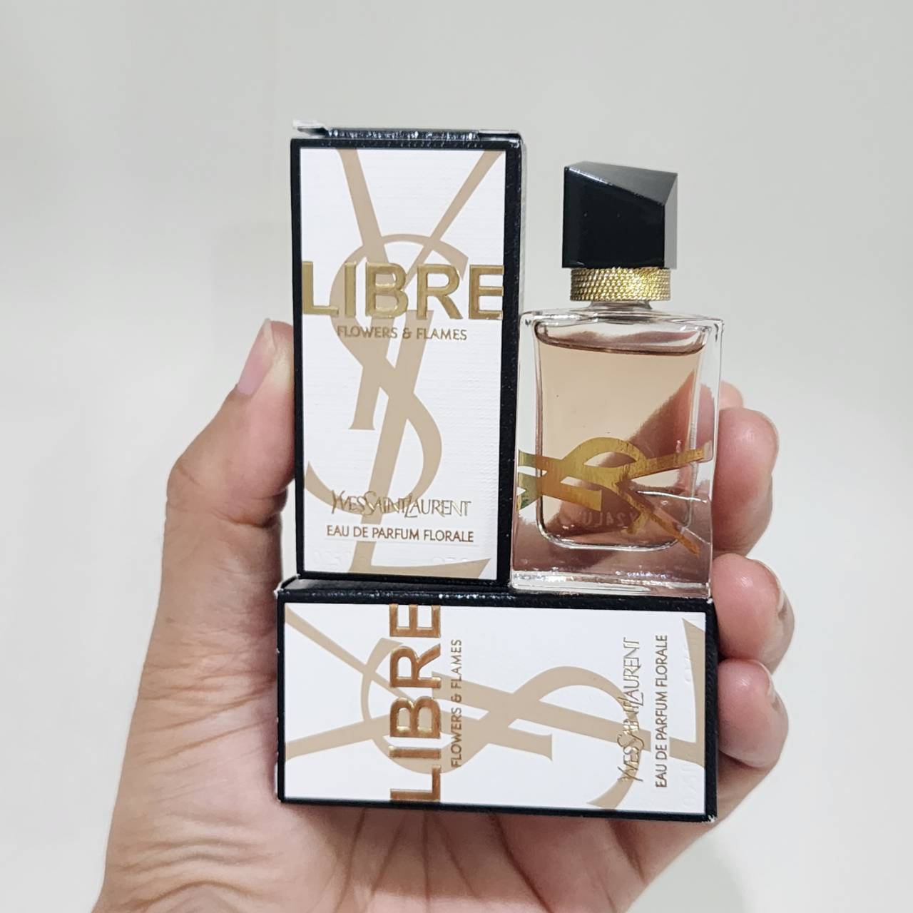 น้ำหอมจิ๋วมินิ YSL Libre Flowers & Flames EDP 7.5mlแบบแต้มมีกล่อง ( Mini Perfume น้ำหอมขนาดพกพา) น้ำหอมจิ๋วมินิ ขวดน่ารัก ตั้งโชว์ก็สวย พกพาก็สะดวก หัวแต้มตามจุดชีพจร