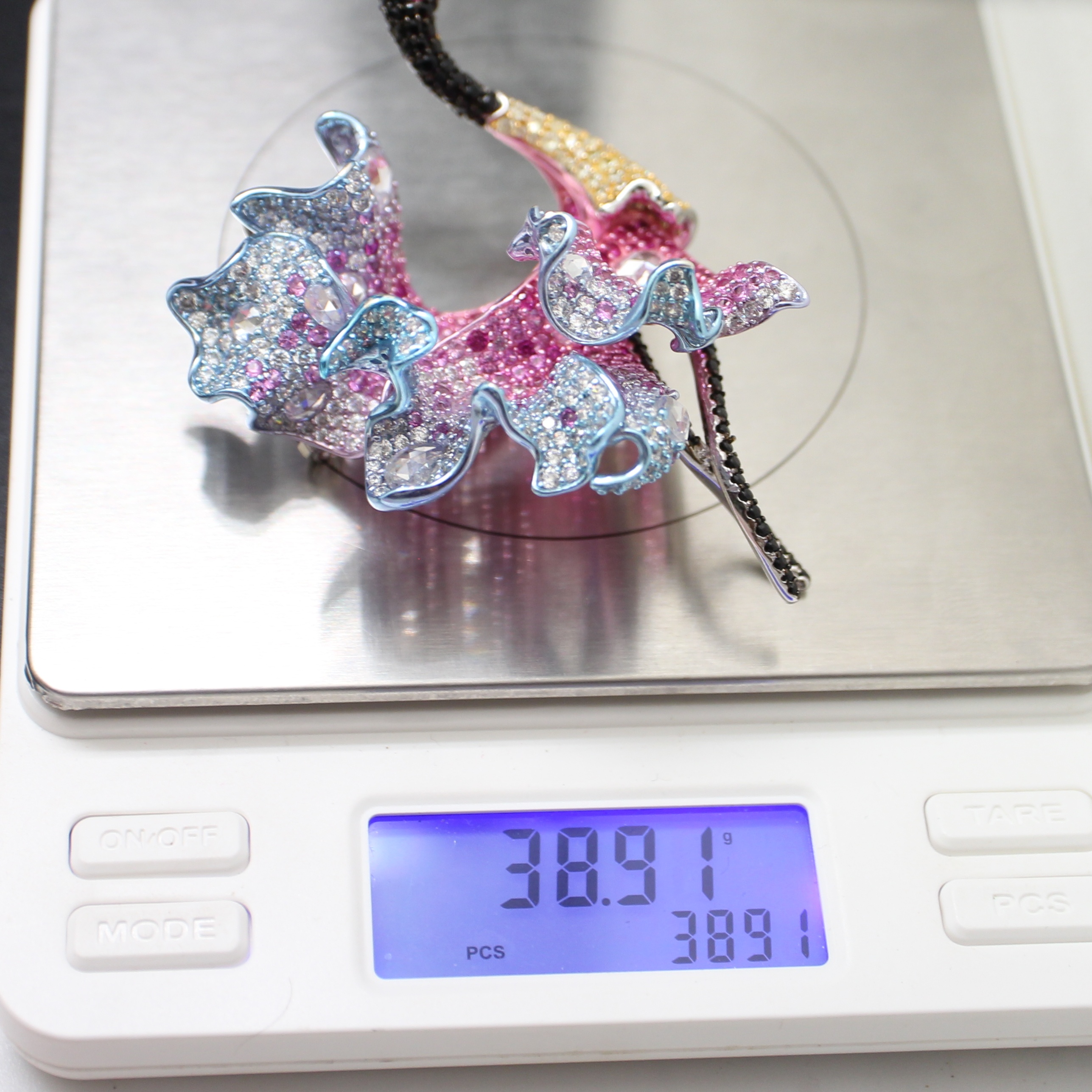 SI477 เข็มกลัดนกกระเรียน ประดับแก้วและ CZ เงินแท้ 92.5% นน.รวม 38.91 กรัม