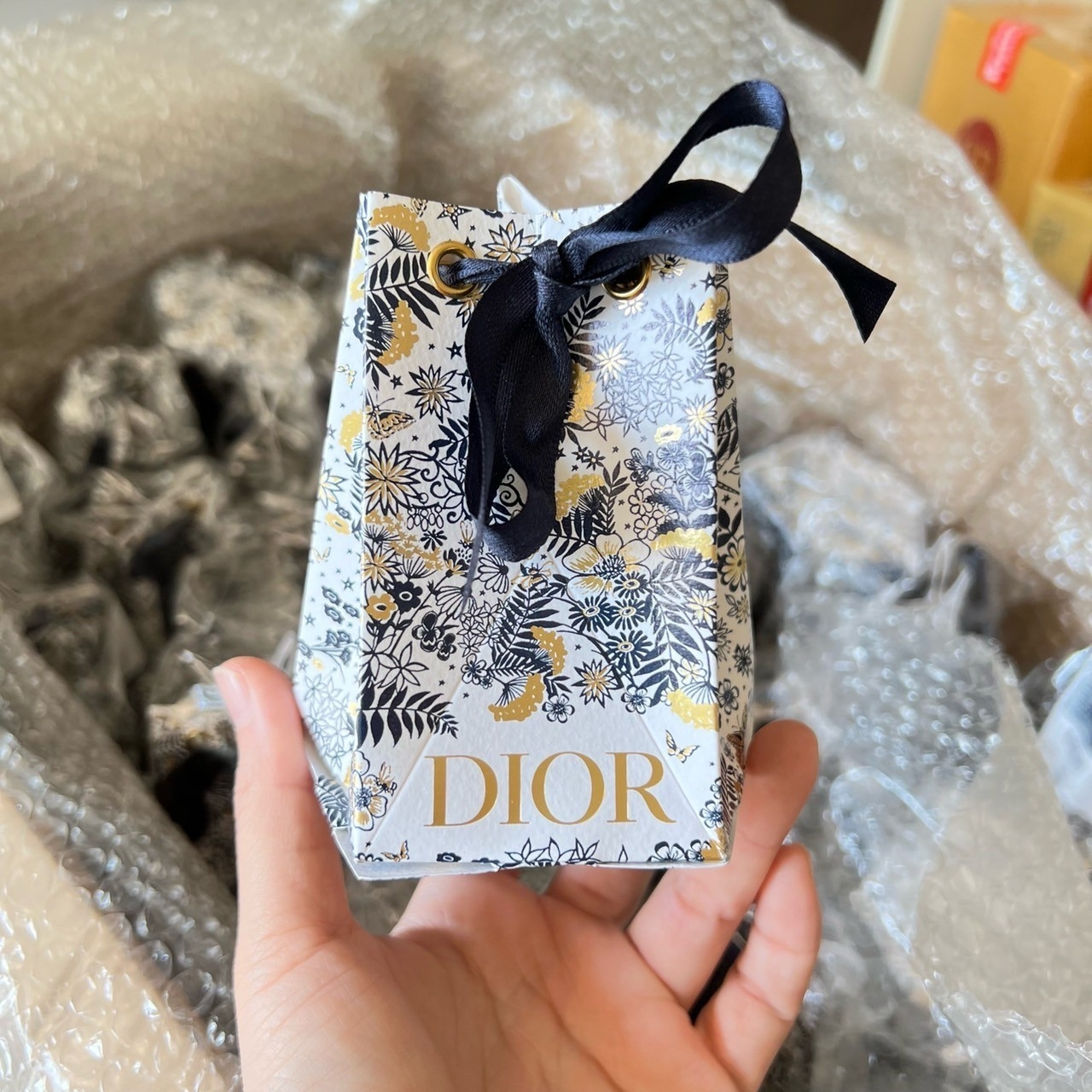 น้ำหอมจิ๋วมินิ Dior Jadore infinissime EDP 5ml แพคเกจ Limited แบบแต้มมีกล่อง ( Mini Perfume น้ำหอมขนาดพกพา) น้ำหอมจิ๋วมินิ ขวดน่ารัก ตั้งโชว์ก็สวย พกพาก็สะดวก หัวแต้มตามจุดชีพจร