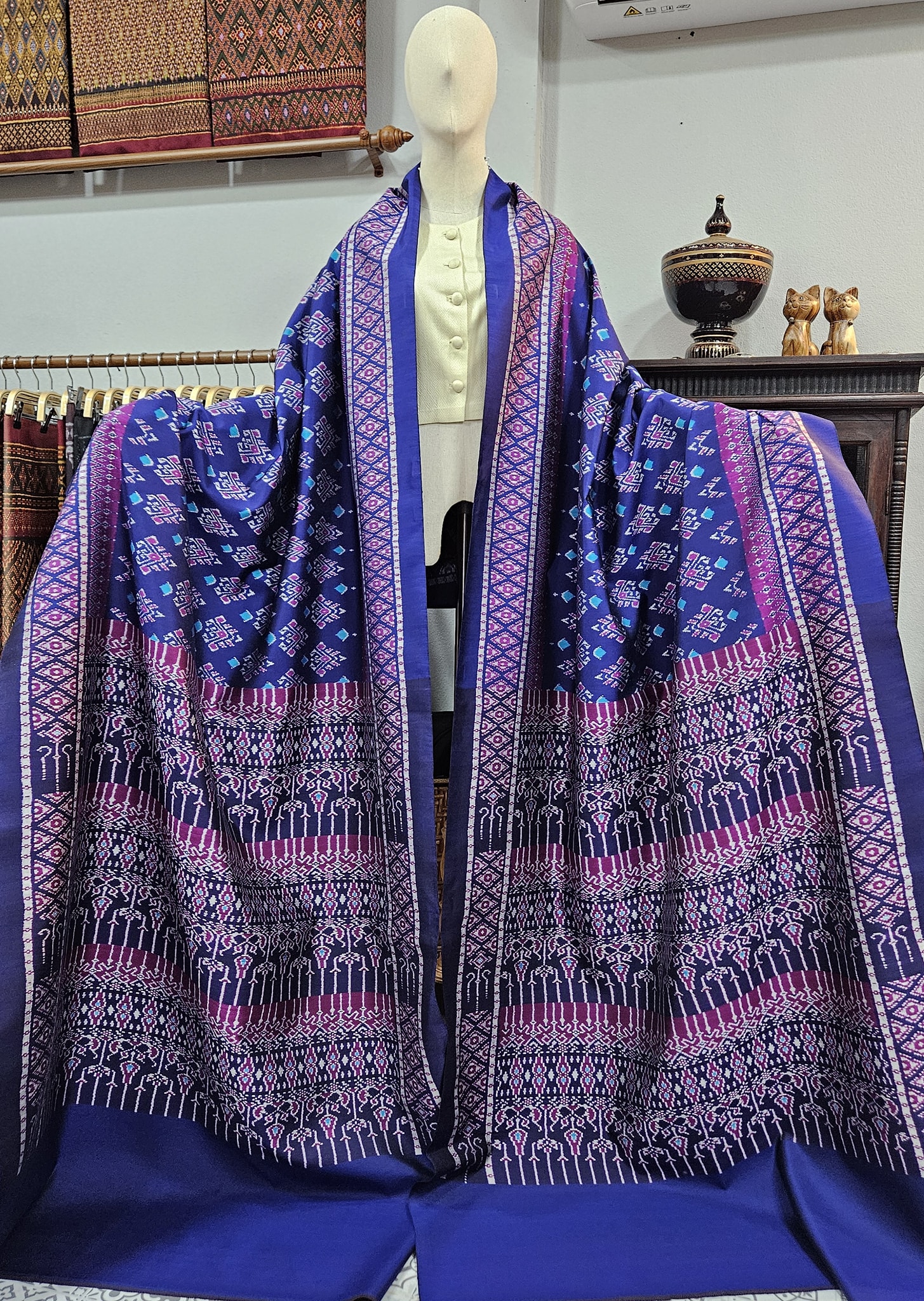 ซิ่น ผ้าไหมมัดหมี่ งานสมปักปูม ขนาด 1x4เมตร ท้องผ้าน้ำเงิน รหัส R3Q-TT-1129681