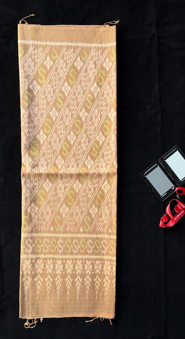 ซิ่น ผ้าไหมมัดหมี่ ทอยกดอก สีธรรมชาติ ขนาด 1x2 เมตร ลายสิริราชพัสตราภรณ์ สีน้ำตาลเทา รหัส PCS-NY-1122682