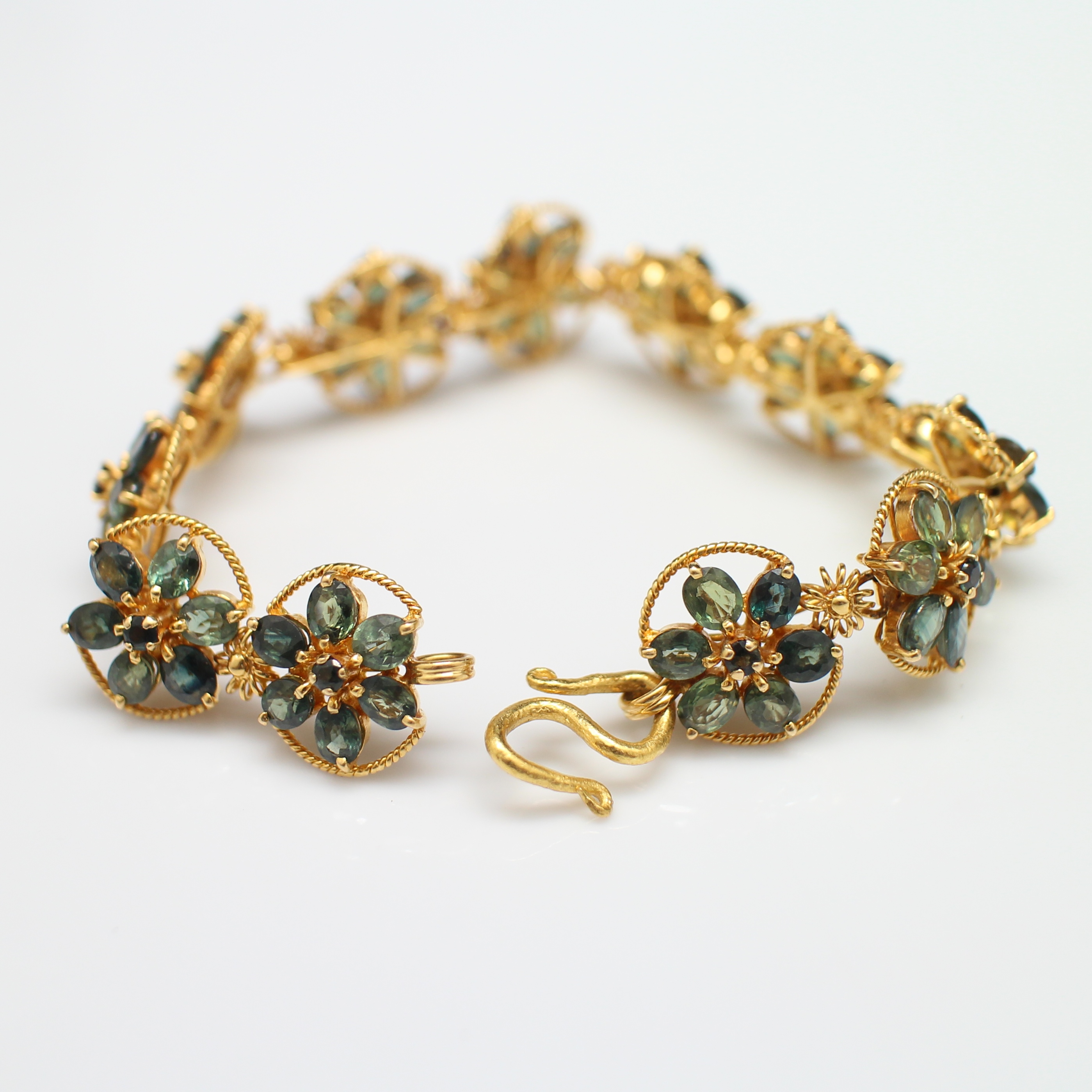 BL25044 สร้อยข้อมือเขียวส่องดอกไม้รอบเส้น มีใบเซอร์ ทองแท้ 90% นน.รวม 22.1 กรัม ยาว 16.5 ซม. พลอยสวย งานดีมาก