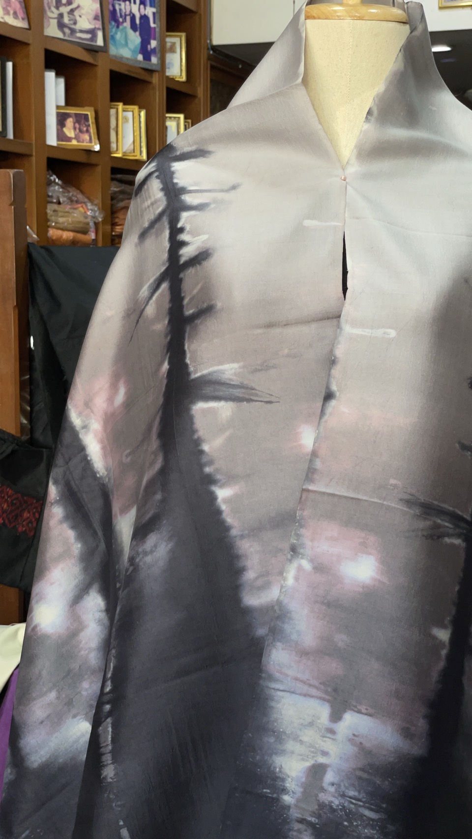 ผ้าคลุมไหล่ผ้าไหม สไลด์สี เนื้อเรียบ ขนาด 60x200ซม. สีเทา-สีดำ รหัส ZYE-AA-1114683