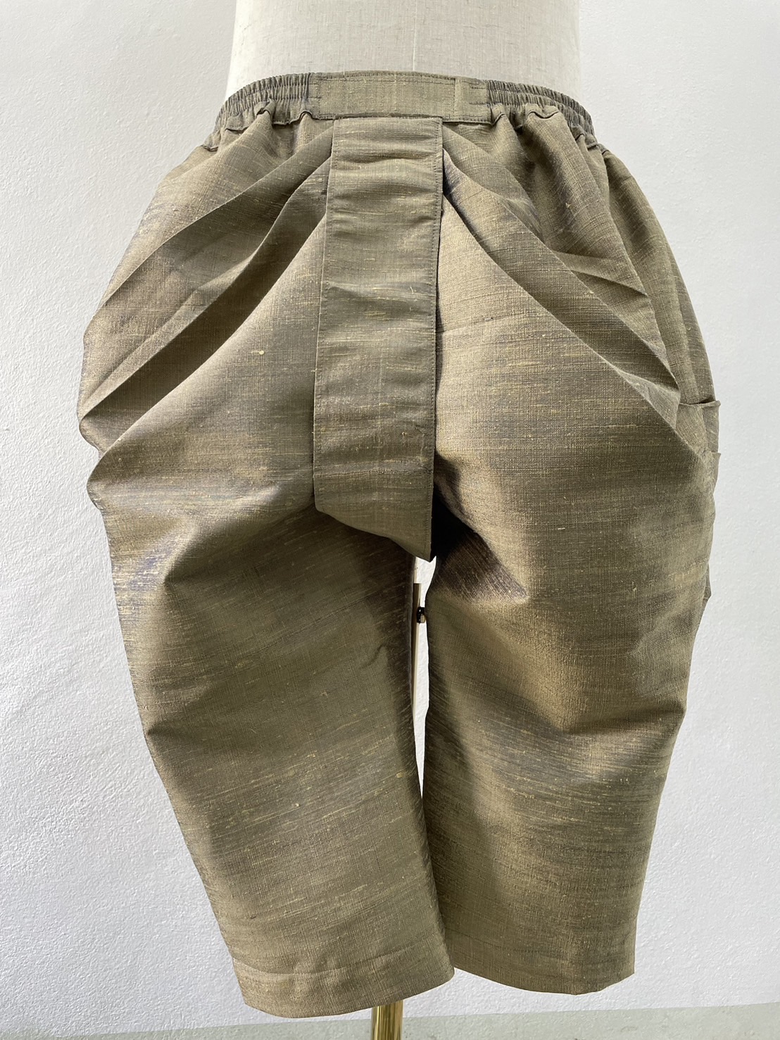 สั่งตัดเย็บ โจงกระเบน เอวยางยืด ติดตะขอ มีซิปซ่อนหลังทบหน้าผ้าโจง ทรงตามแบบ (ไม่รวมผ้า) รหัส CUT-JHN-0730671