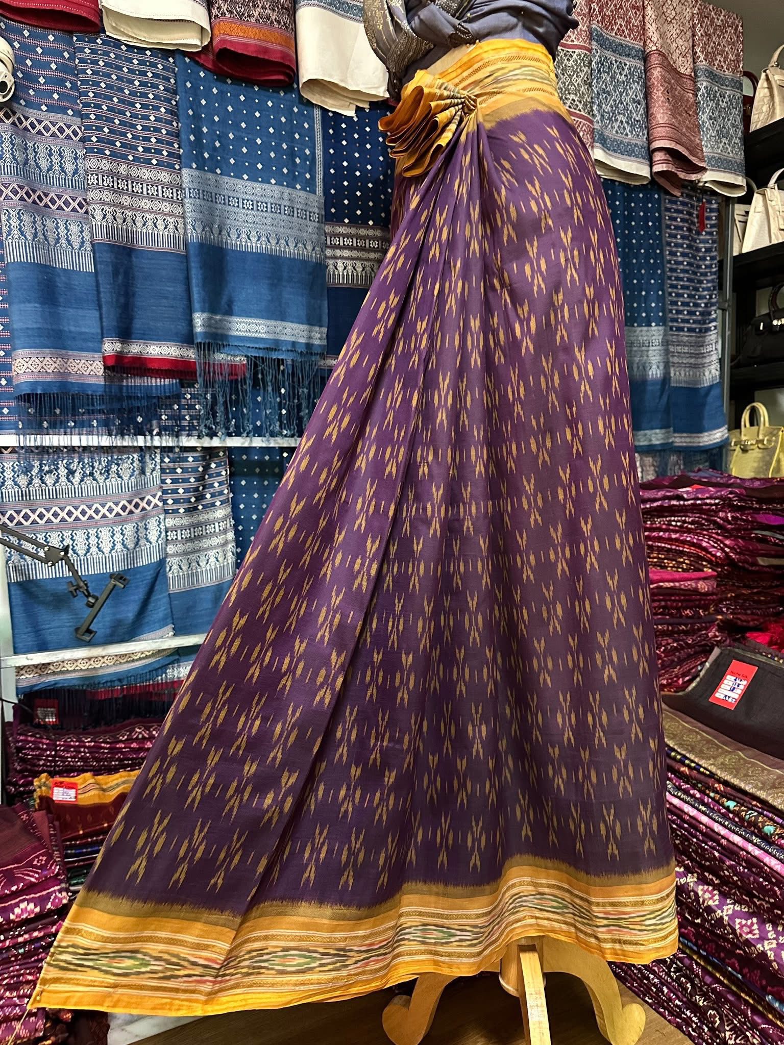 ซิ่น ไหมมัดหมี่ ผ้าปาโตล่า ขนาด 113x220ซม. ท้องผ้าสีม่วงเชิงเหลือง รหัส N9-SIL-051768A24