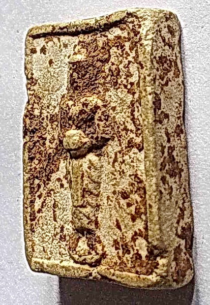 พระผงกรุวัดชนะสงคราม เนื้อผงน้ำมัน ปางอุ้มบาตร ประจำวันพุธ ปี 2491