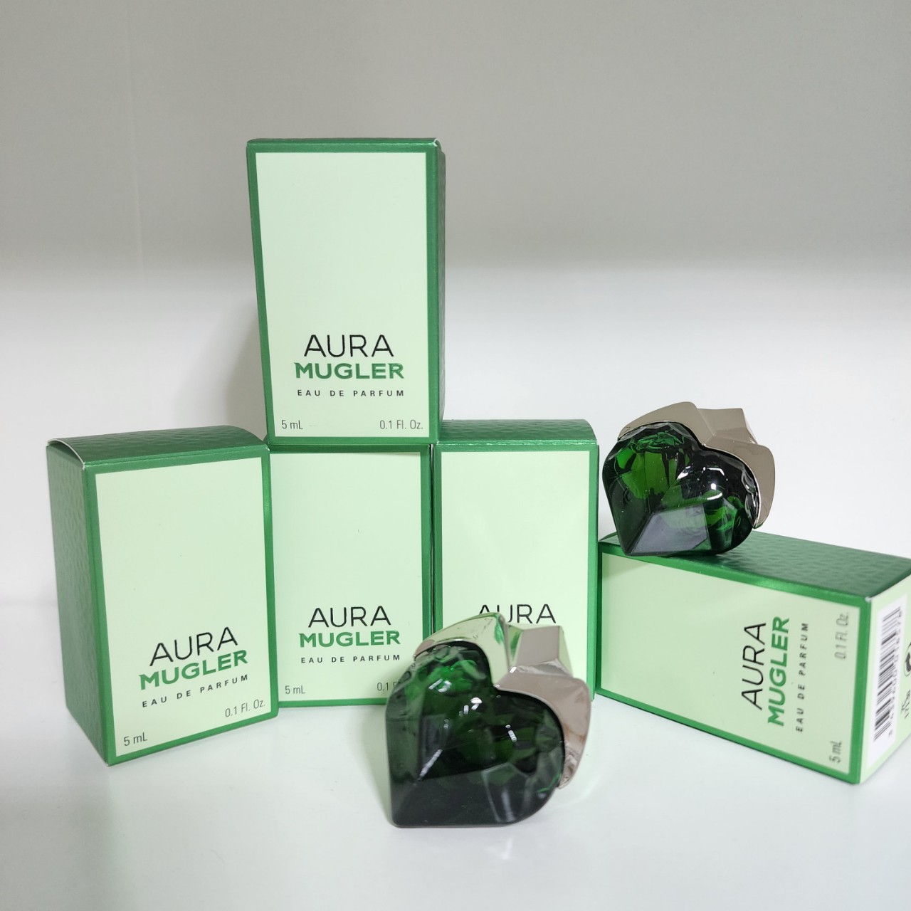 น้ำหอมจิ๋วมินิ Thierry Mugler Aura edp (EAU DE PARFUM) 5ml แบบแต้มมีกล่อง ( Mini Perfume น้ำหอมขนาดพกพา) น้ำหอมจิ๋วมินิ ขวดน่ารัก ตั้งโชว์ก็สวย พกพาก็สะดวก หัวแต้มตามจุดชีพจร