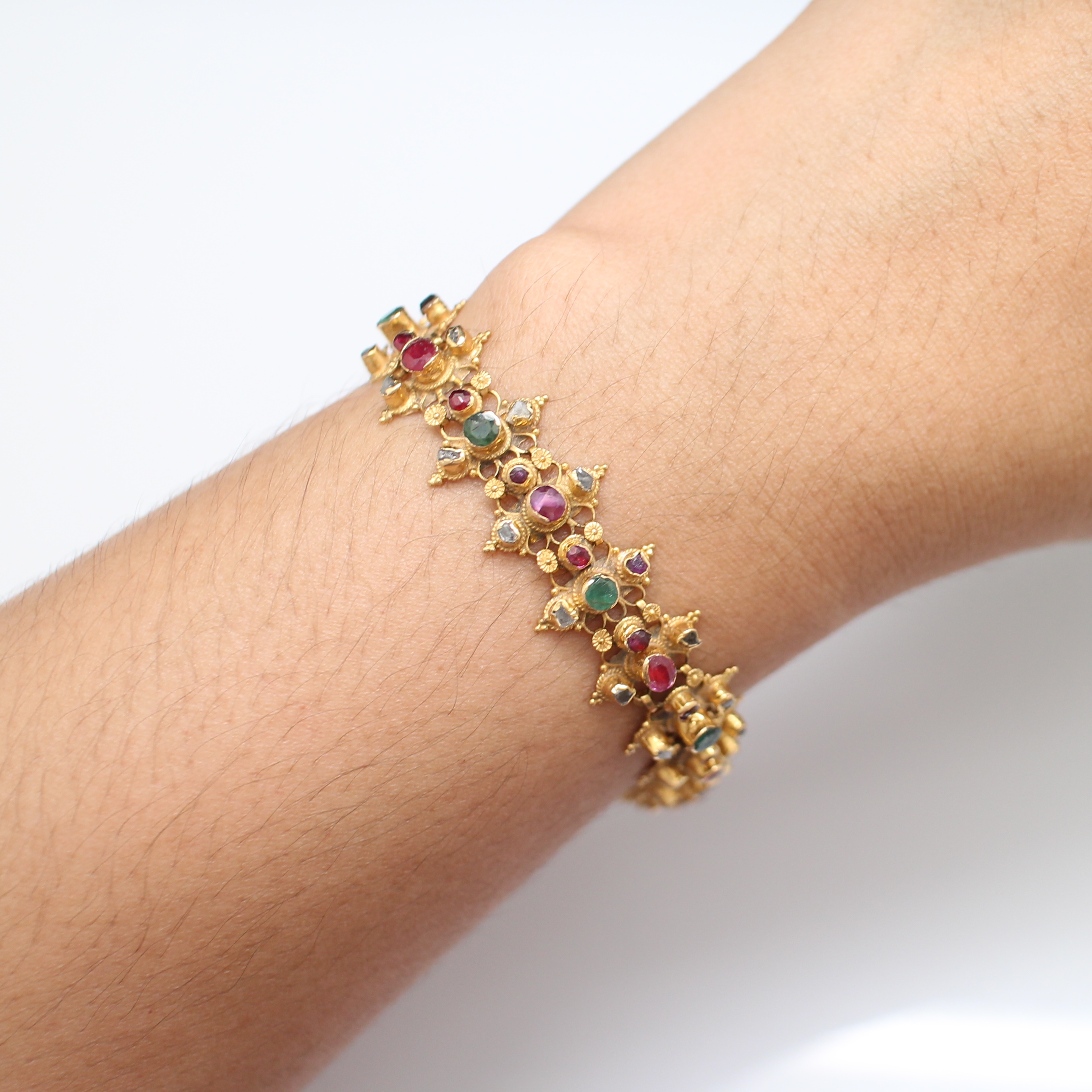 BL25084 สร้อยข้อมือสังวาลย์สามสี ทับทิม มรกต เพชรซีก ทองแท้ 90% นน.รวม 20 กรัม ยาว 19 ซม. งานเก่า สวย