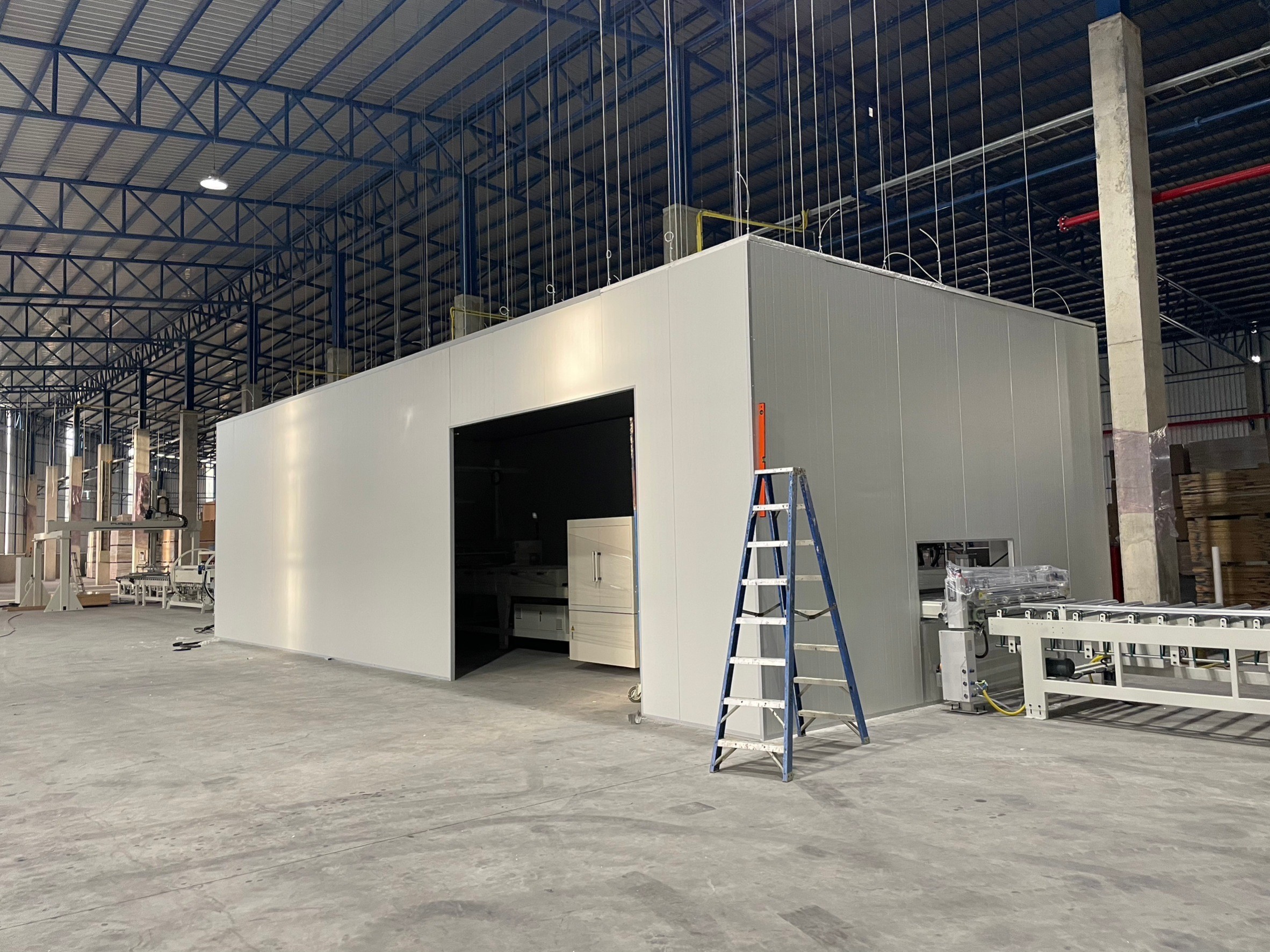 งานกั้นห้องให้เครื่องจักร กั้นห้องในโรงงาน กั้นห้องในโกดัง ระยอง