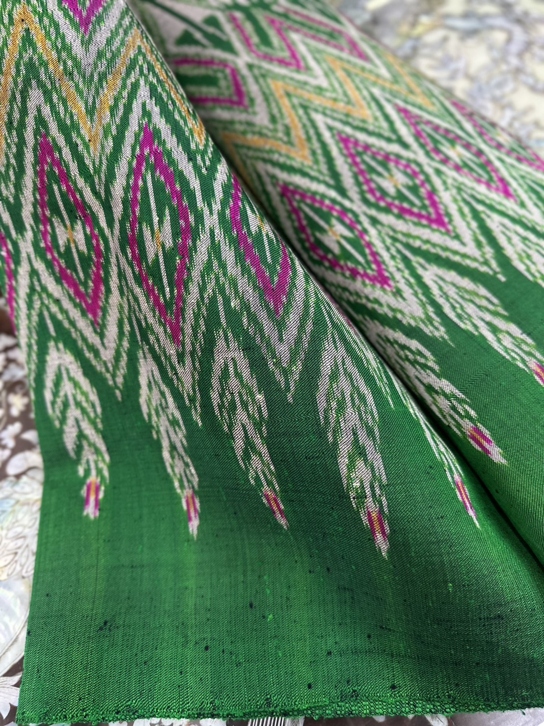 ซิ่น ผ้าไหมมัดหมี่ เนื้อไหมบ้านไหมแท้ 3ตะกอ ขนาด 95ซม.x190ซม. ลายนาคชูสน พื้นสีเขียว รหัส R2Q-ST-12116814