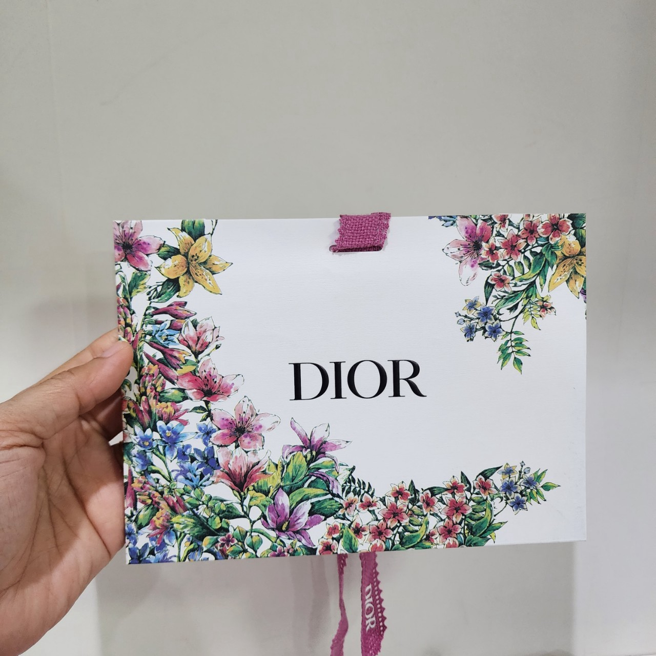 น้ำหอมจิ๋วมินิ Dior SET Mini Miss Dior 6 ชิ้น น้ำหอมจิ๋วมินิ ขวดน่ารัก ตั้งโชว์ก็สวย พกพาก็สะดวก หัวแต้มตามจุดชีพจร