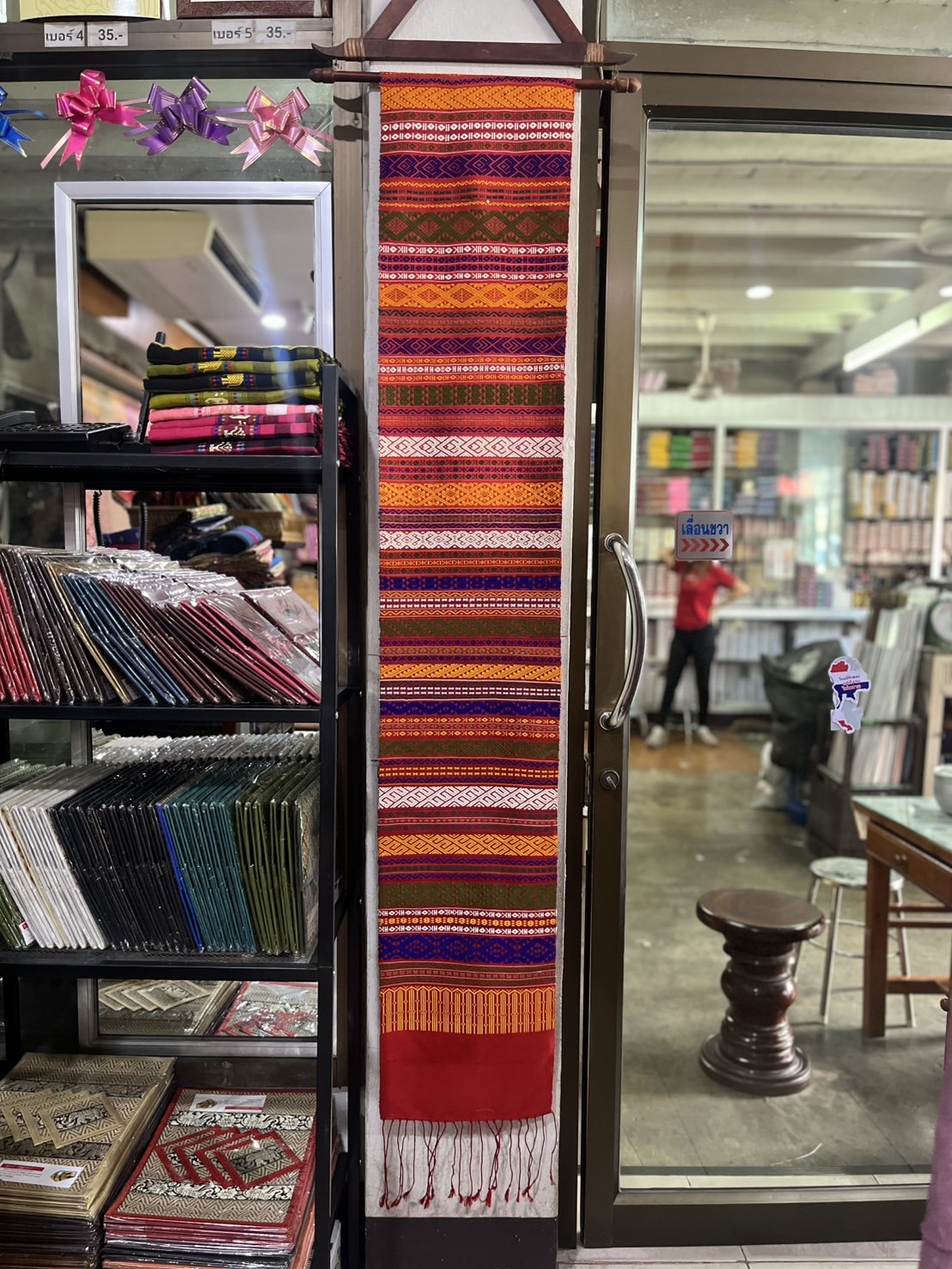 ผ้าพาดไหล่ สไบขิด สไบส่วย ไหมแท้ ขนาด 32ซม.x190ซม. ครุยยาวด้านละ 20ซม.โทนสีแดงส้มน้ำเงิน รหัส LW4A-NY-0910681453